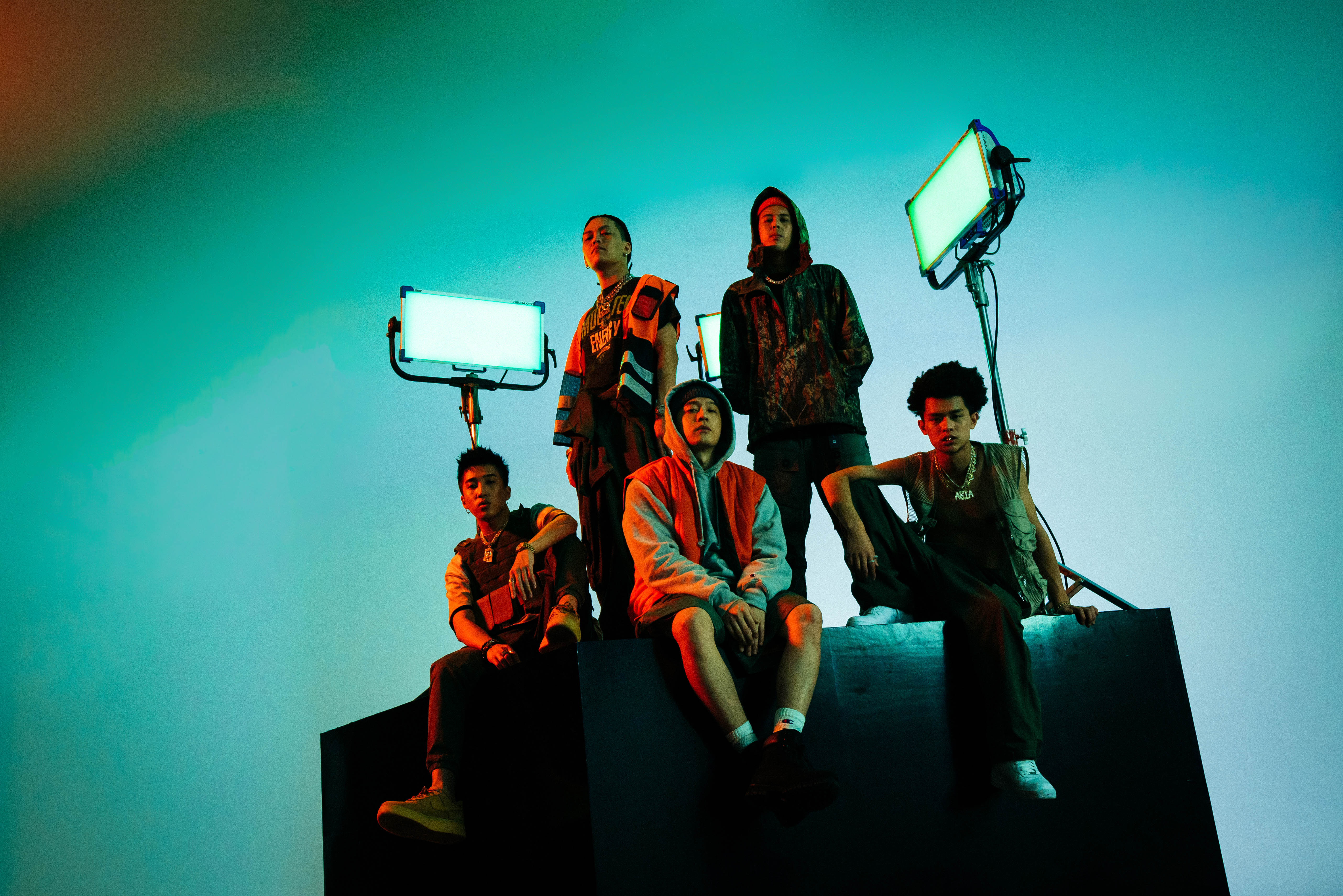 周湯豪推出首支單曲〈HAHA〉，開頭就轟擊「Now music biz is fucked up（音樂產業已完蛋）」。