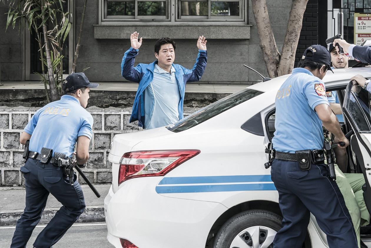 出國度假的鄉下刑警在菲律賓被誤認為殺人犯，為了脫罪他只好與同鄉一起調查整起事件。（車庫娛樂）