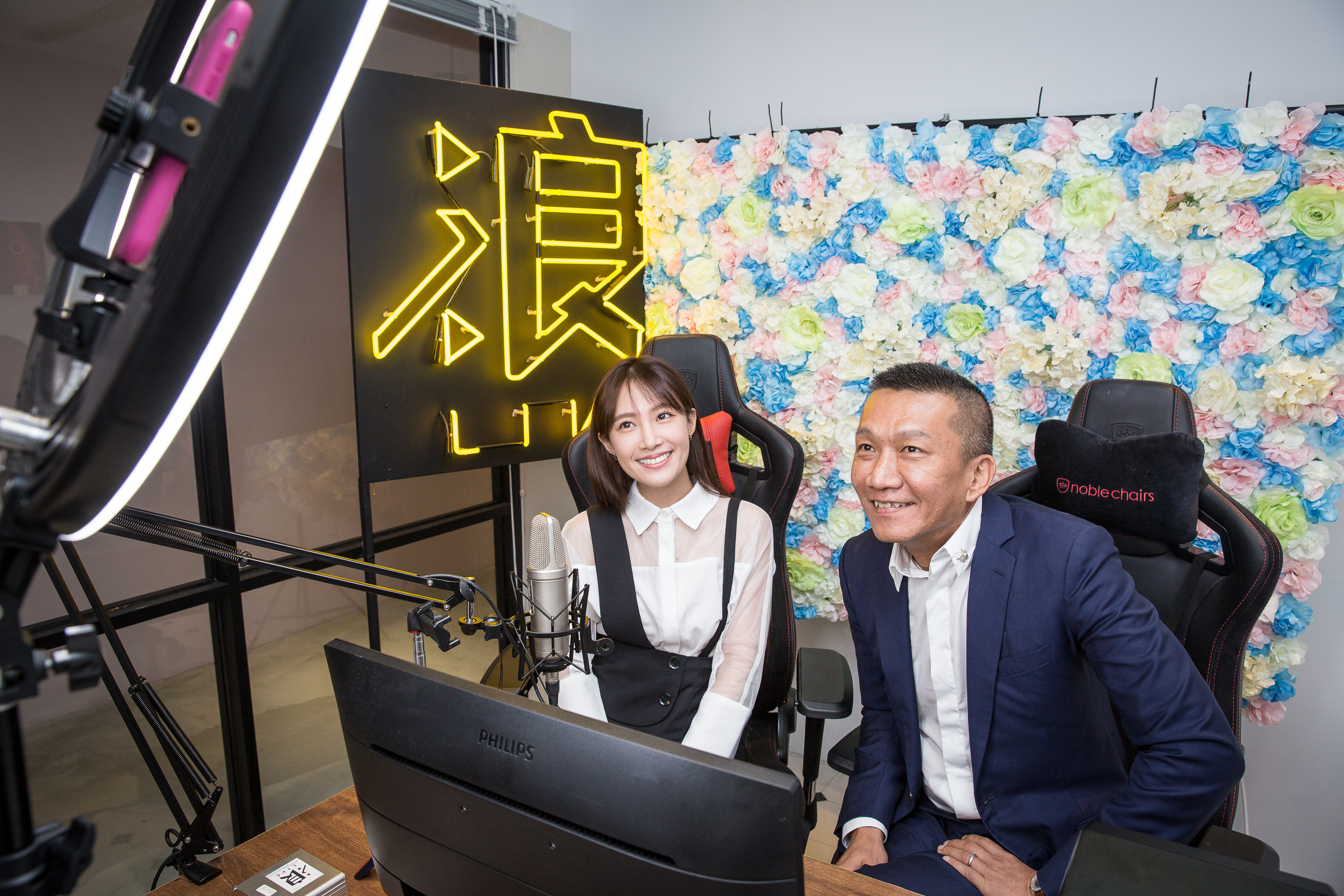 強調才藝及綠色直播路線，浪LIVE下載總量已破500萬。董事長王冠中，將帶公司產業升級並布局海外。左為公司第一個簽下全經紀約的直播主鄔又曦。