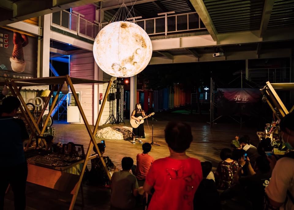 現場有大型的月亮，象徵遊子尋月如同登月。（屏東縣政府提供）