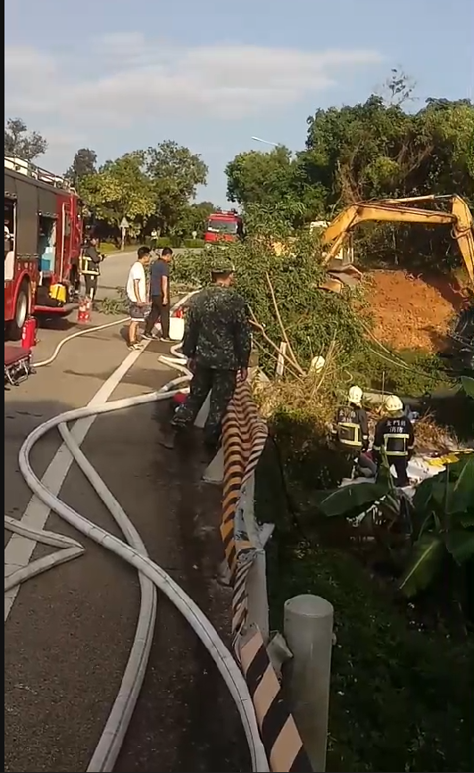 消防人員與軍方人員協助馳援翻覆戰車。(翻攝畫面)