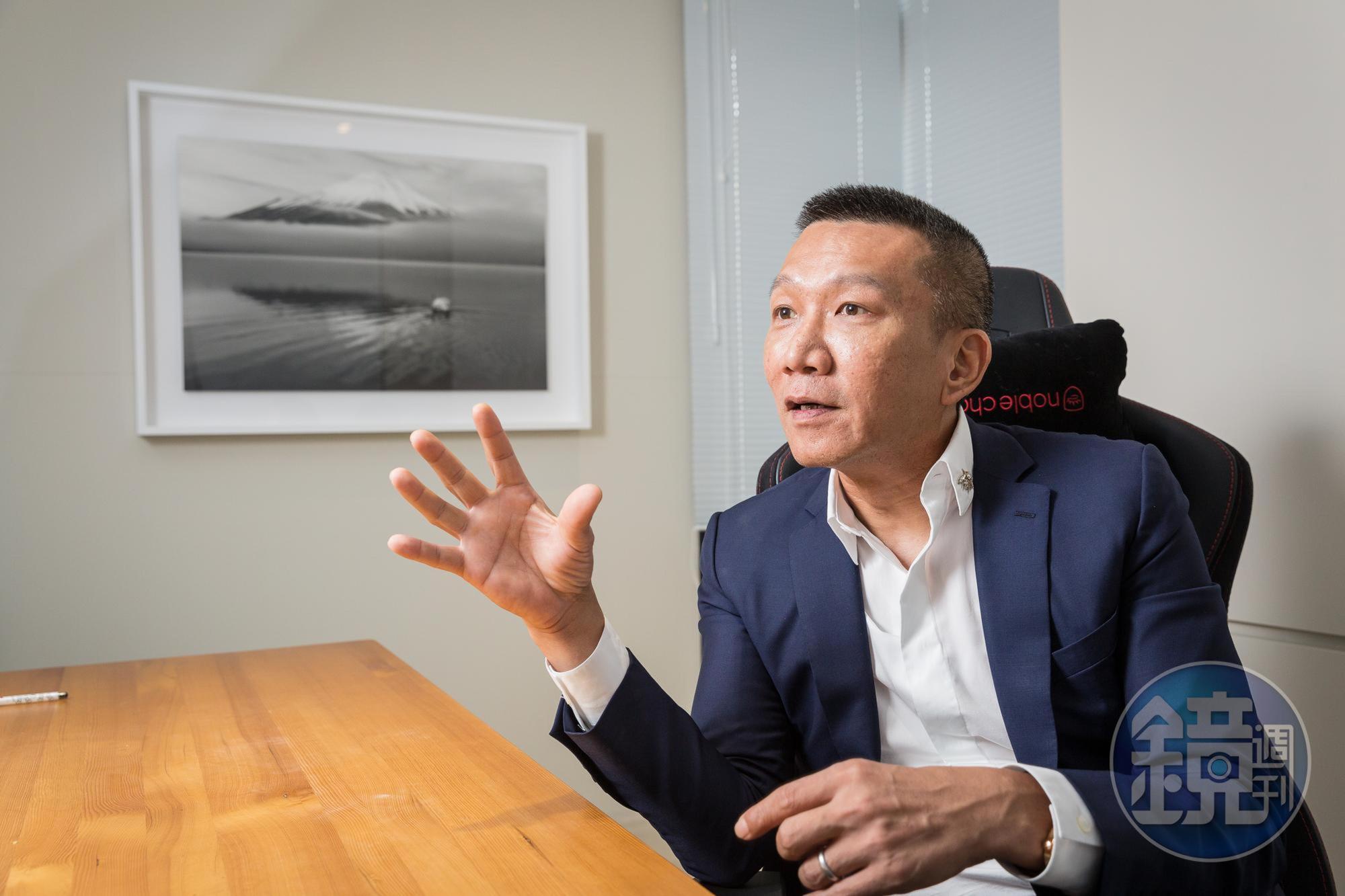 王冠中人生最低潮時,隻身到中國尋求機會,回憶過去,他笑說:「就一群大陸窮光蛋加我一個窮光蛋每天鬼混在一起。」隨中國經濟起飛,窮光蛋們早已闖出一番事業。