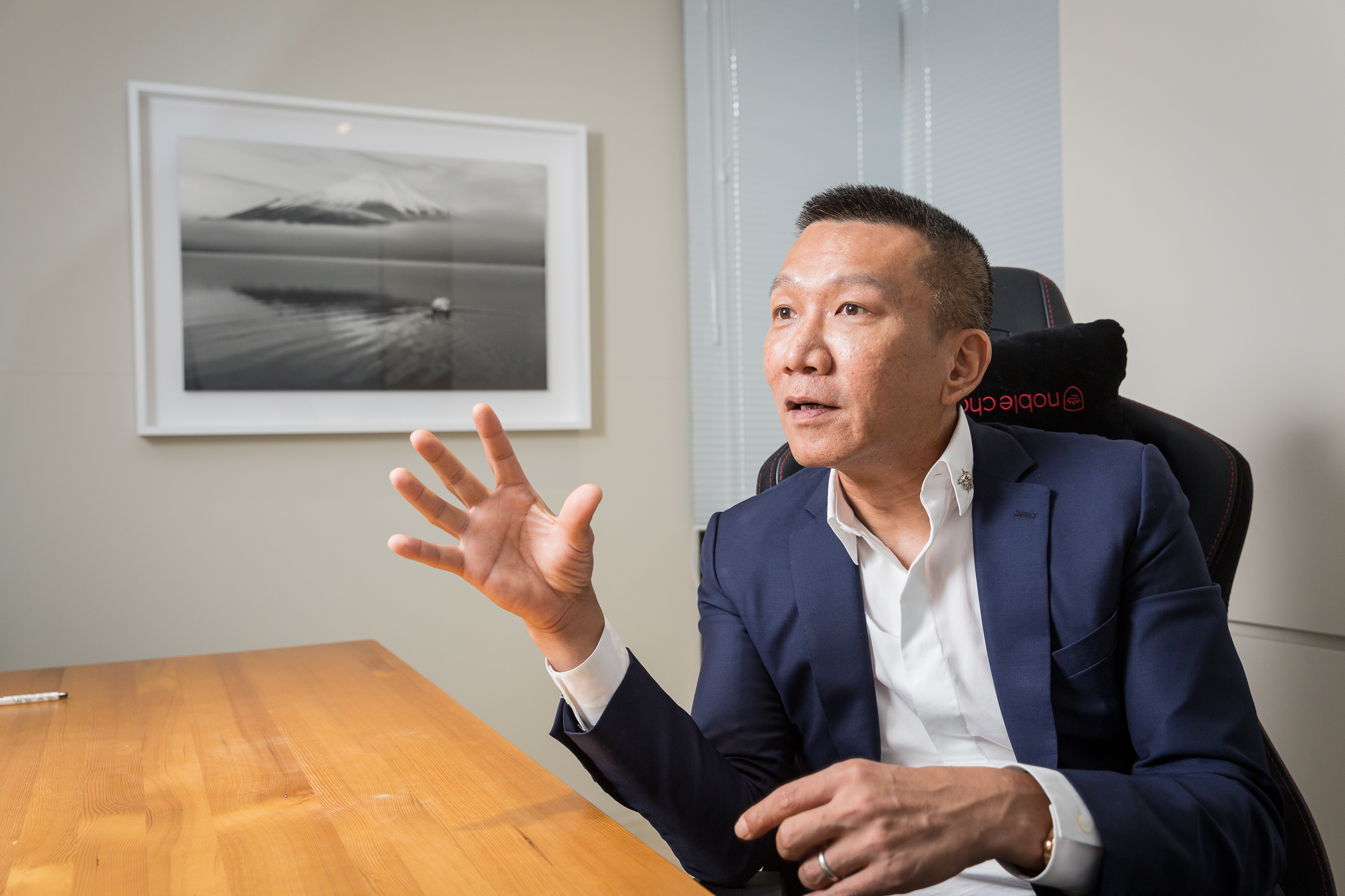 王冠中人生最低潮時，隻身到中國尋求機會，回憶過去，他笑說：「就一群大陸窮光蛋加我一個窮光蛋每天鬼混在一起。」隨中國經濟起飛，窮光蛋們早已闖出一番事業。