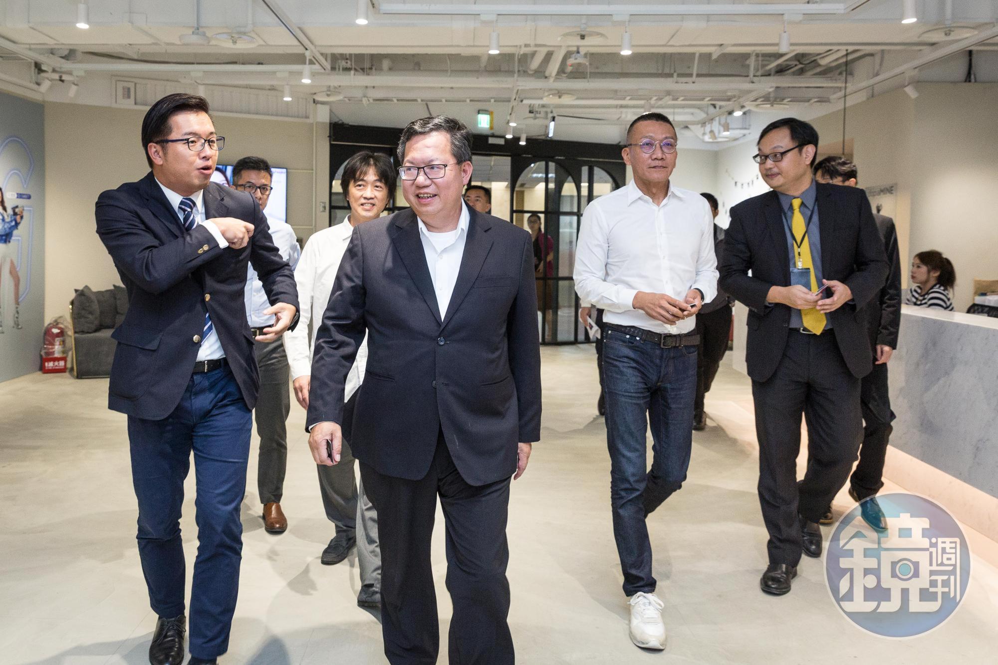 桃園市長鄭文燦到浪LIVE總部參加直播節目,王冠中帶公司高層陪同並交流直播產業趨勢。