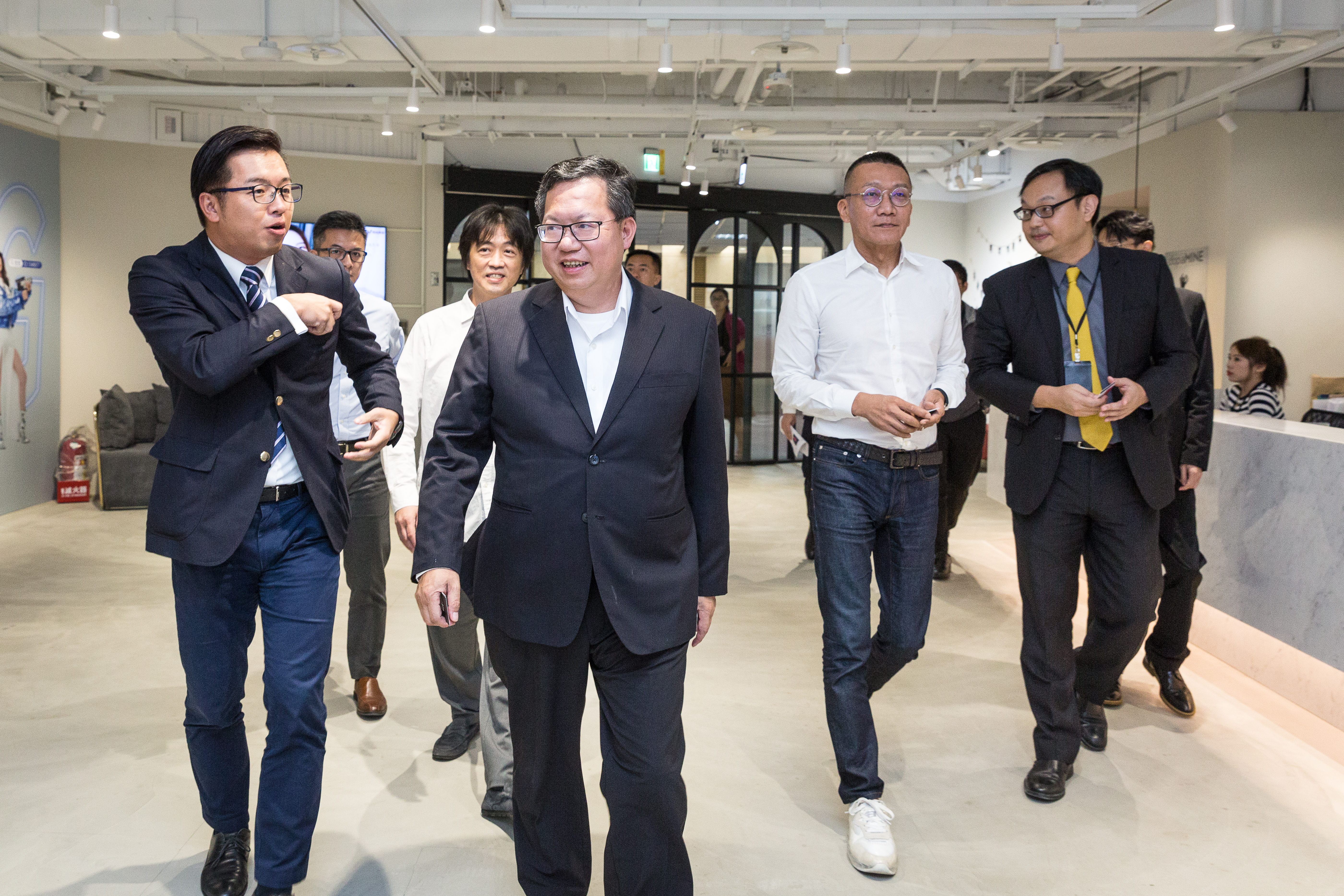 桃園市長鄭文燦到浪LIVE總部參加直播節目，王冠中帶公司高層陪同並交流直播產業趨勢。