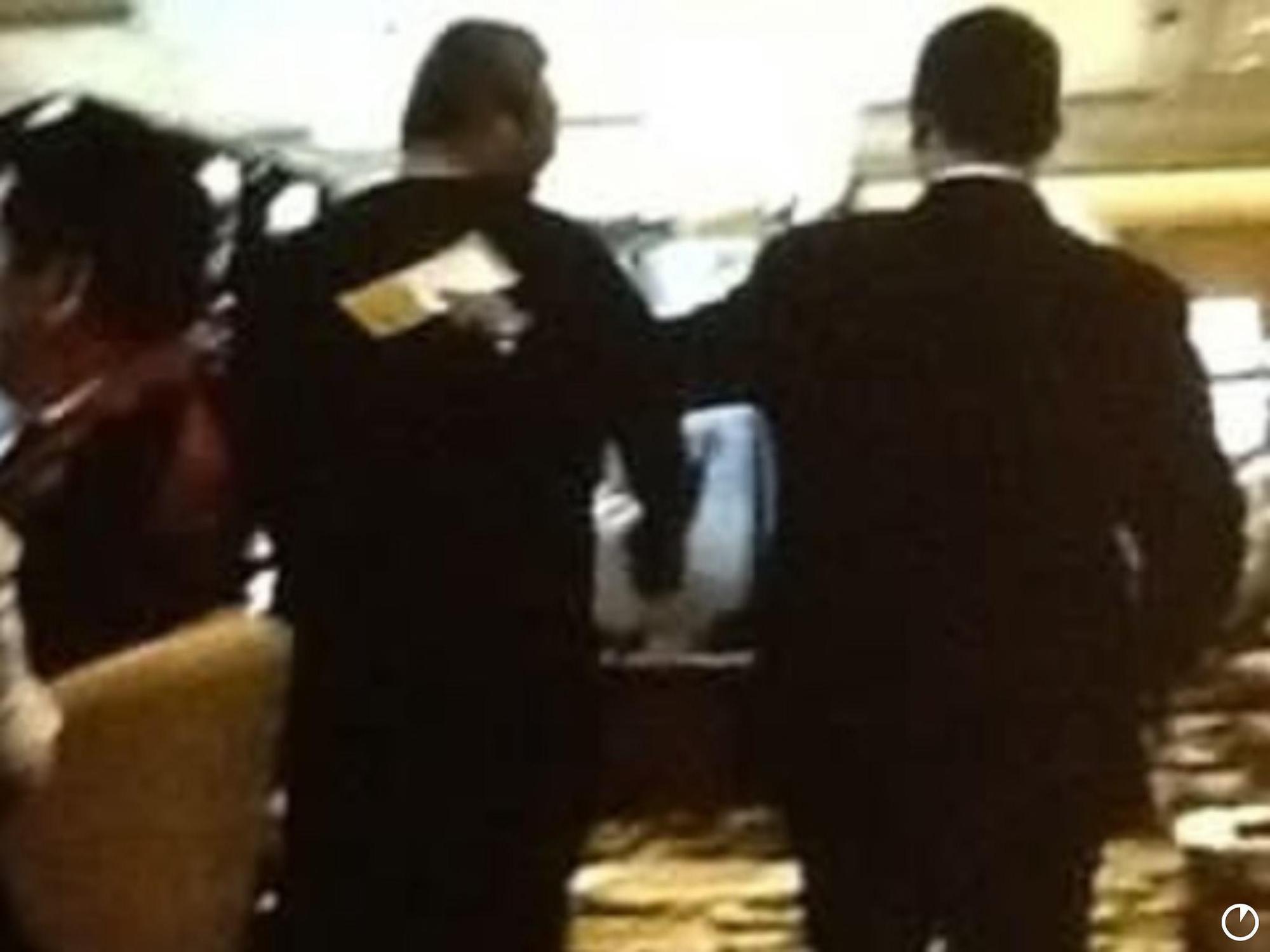 被質疑非賭場黑名單，戴子郎出示一張照片，解釋是他被澳門美高梅賭場請出場。（戴子郎提供）