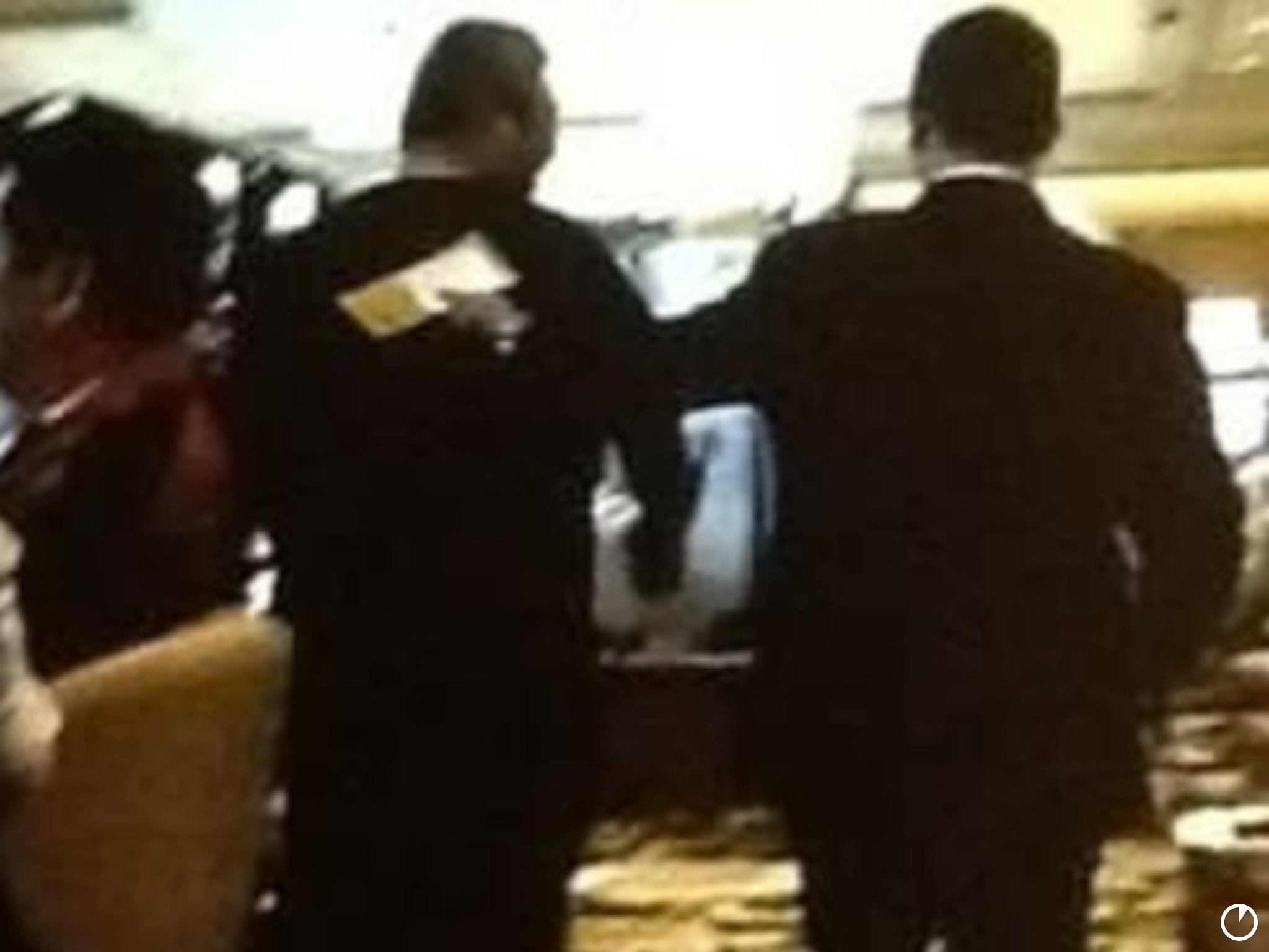 被質疑非賭場黑名單，戴子郎出示一張照片，解釋是他被澳門美高梅賭場請出場。（戴子郎提供）
