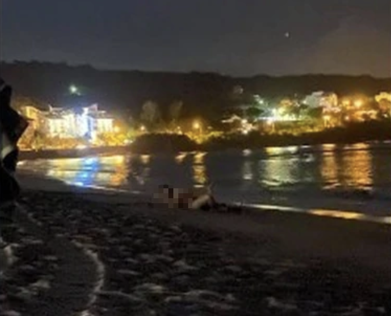 墾丁南灣驚見2男2女活春宮，照片被網友po網引熱議。（翻攝自《爆廢公社》）