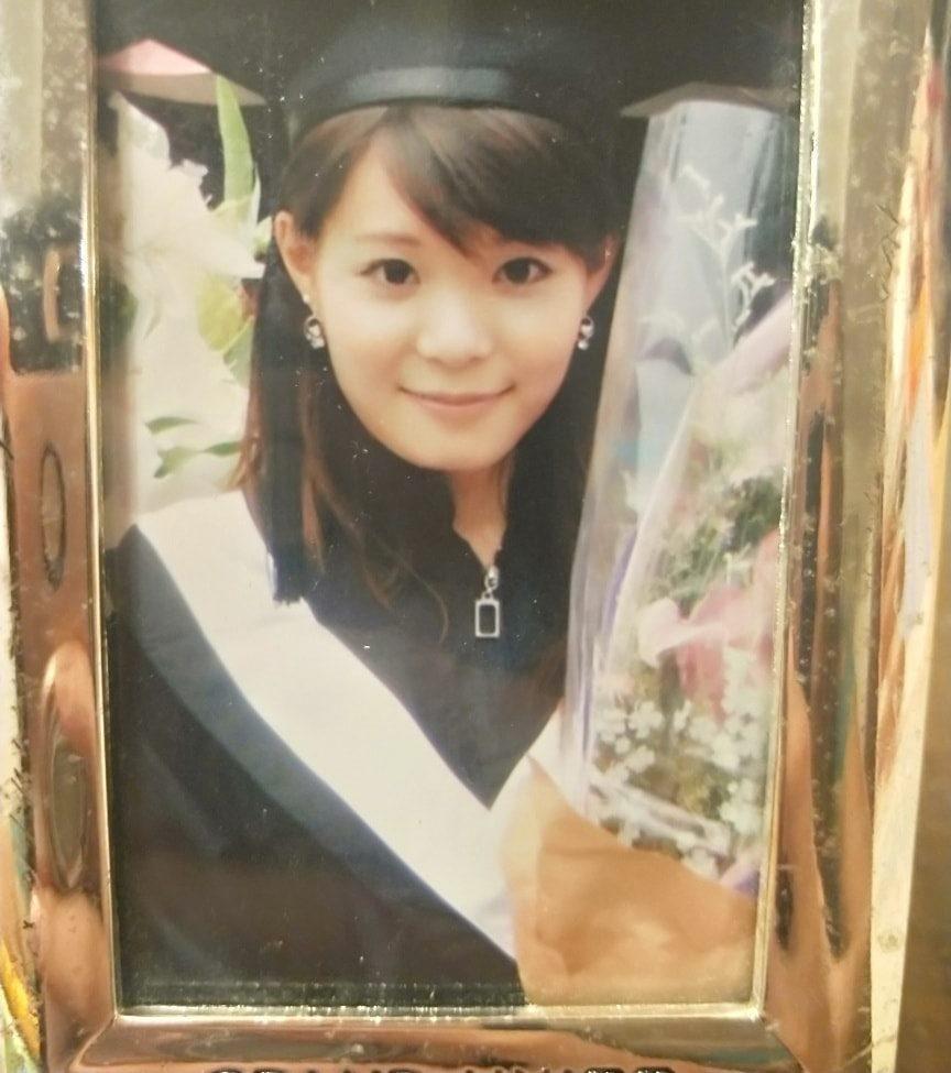 孟慶而今貼出10年前大學畢業舊照,並大方承認有整型。(翻攝自孟慶而臉書)