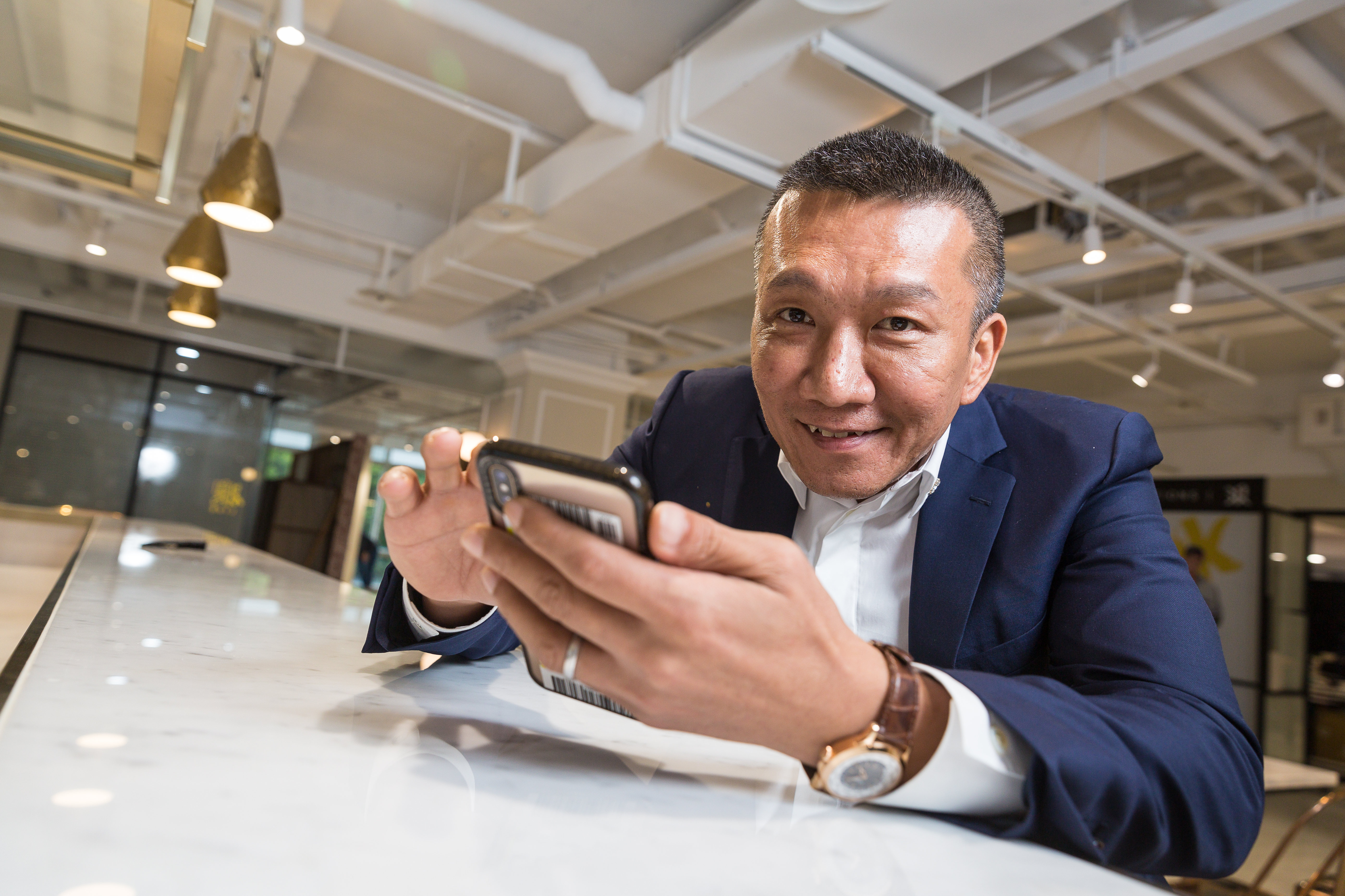 王冠中自己也愛看直播，對公司人氣直播主瞭若指掌。他認為，才藝固然重要，但真正能留住粉絲的還是真誠。