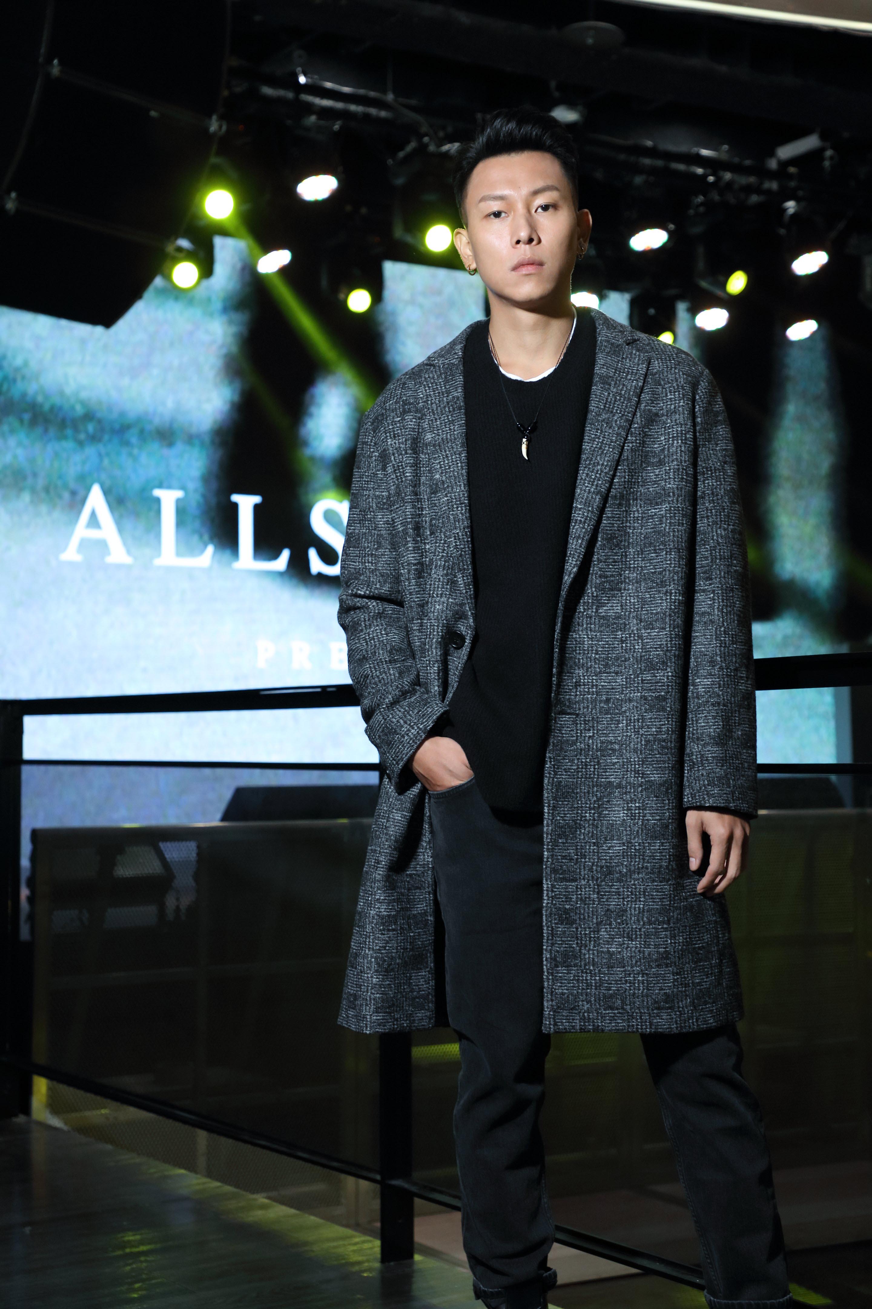 瘦子擔任AllSaints皮衣慶典派對演唱嘉賓，穿著Remmington黑灰格紋大衣（NT$21,400）、Rift Saints黑色Logo印花毛衣（NT$8400）、Dean黑色牛仔褲（NT$5,500）。（AllSaints提供）  