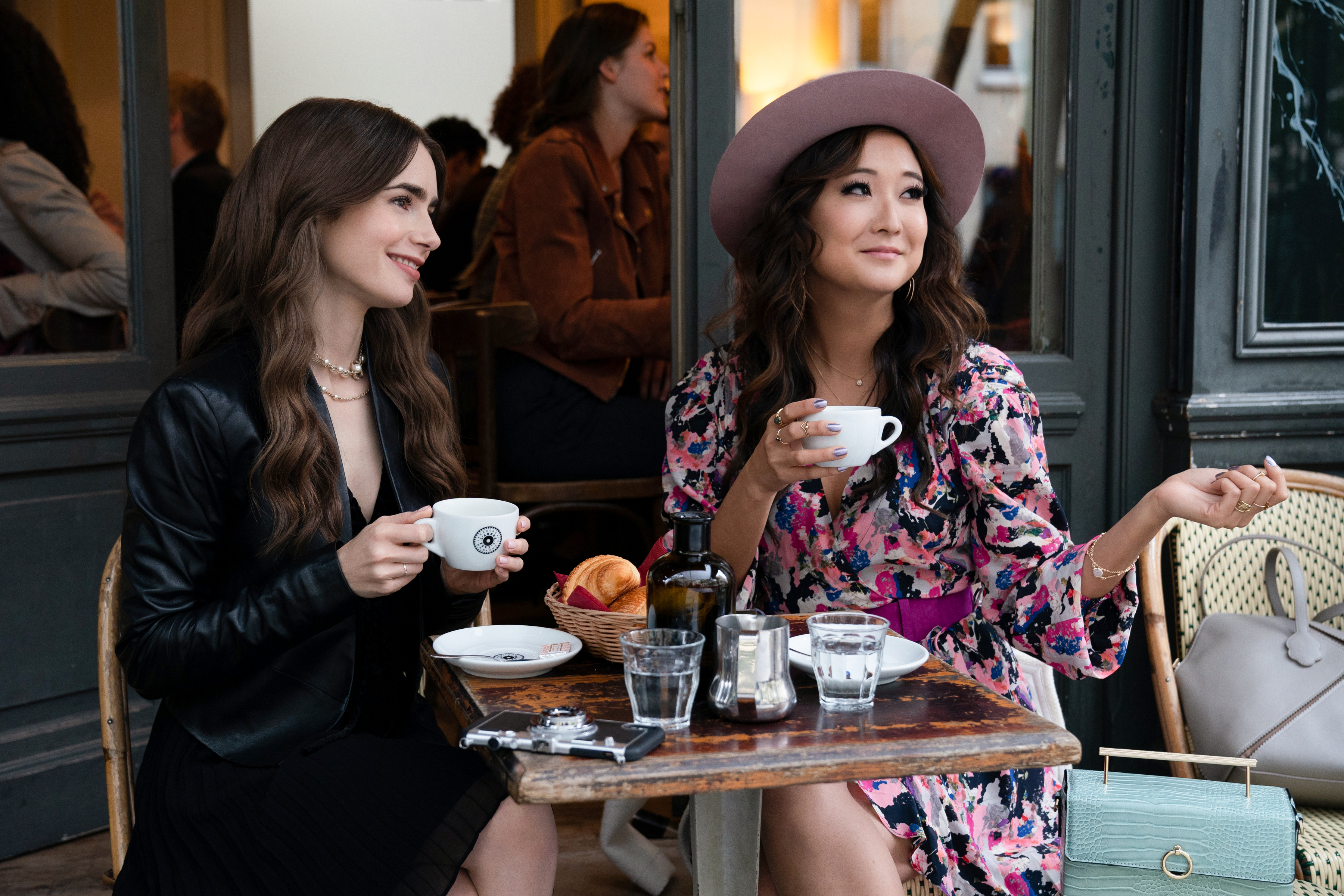 艾蜜莉在法國結交的好友,是從上海跑來巴黎尋夢的中國女孩敏迪。(Netflix提供)