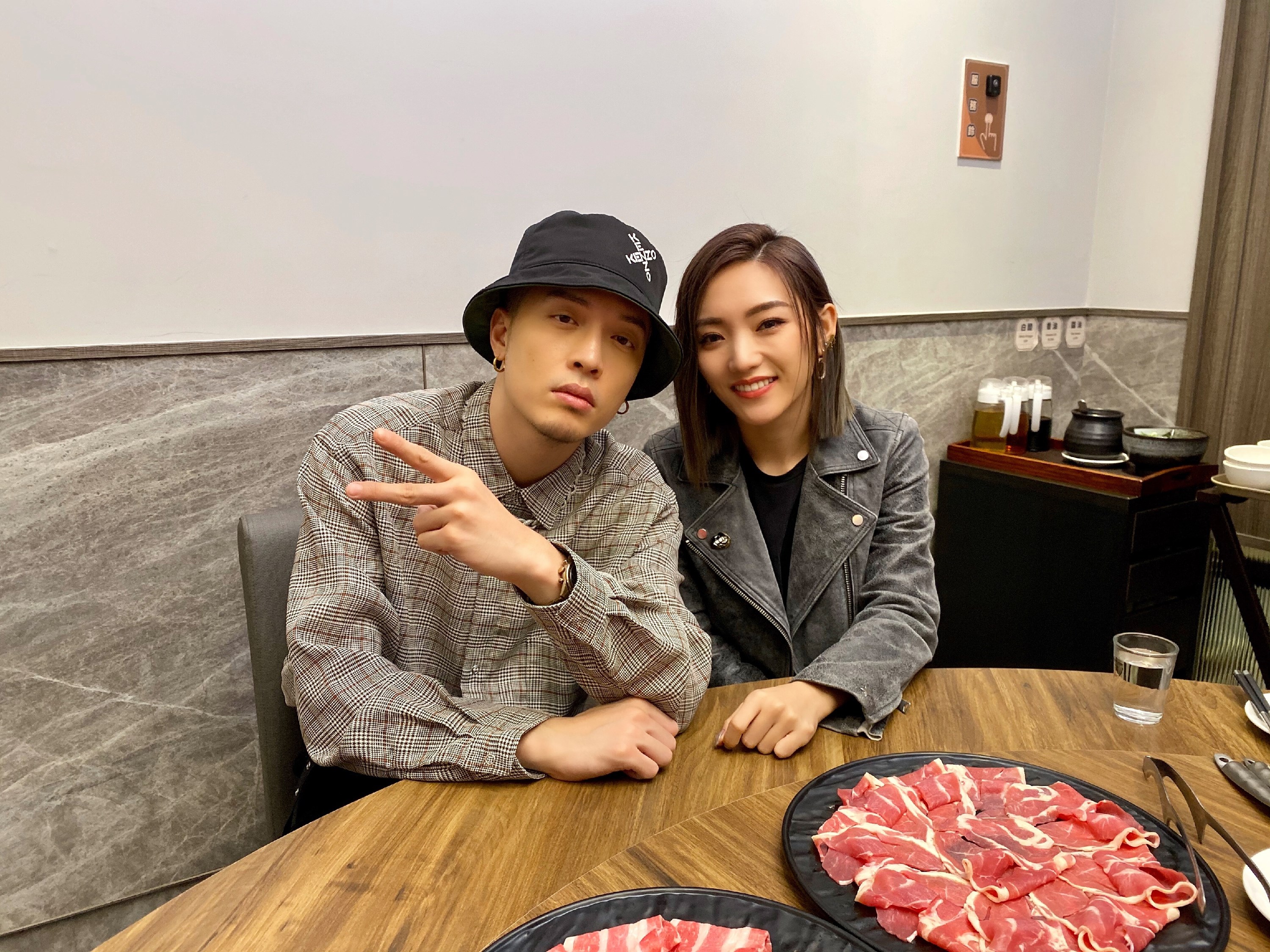 閻奕格特別邀J.Sheon「吃播」看MV首播。（華研國際音樂提供）