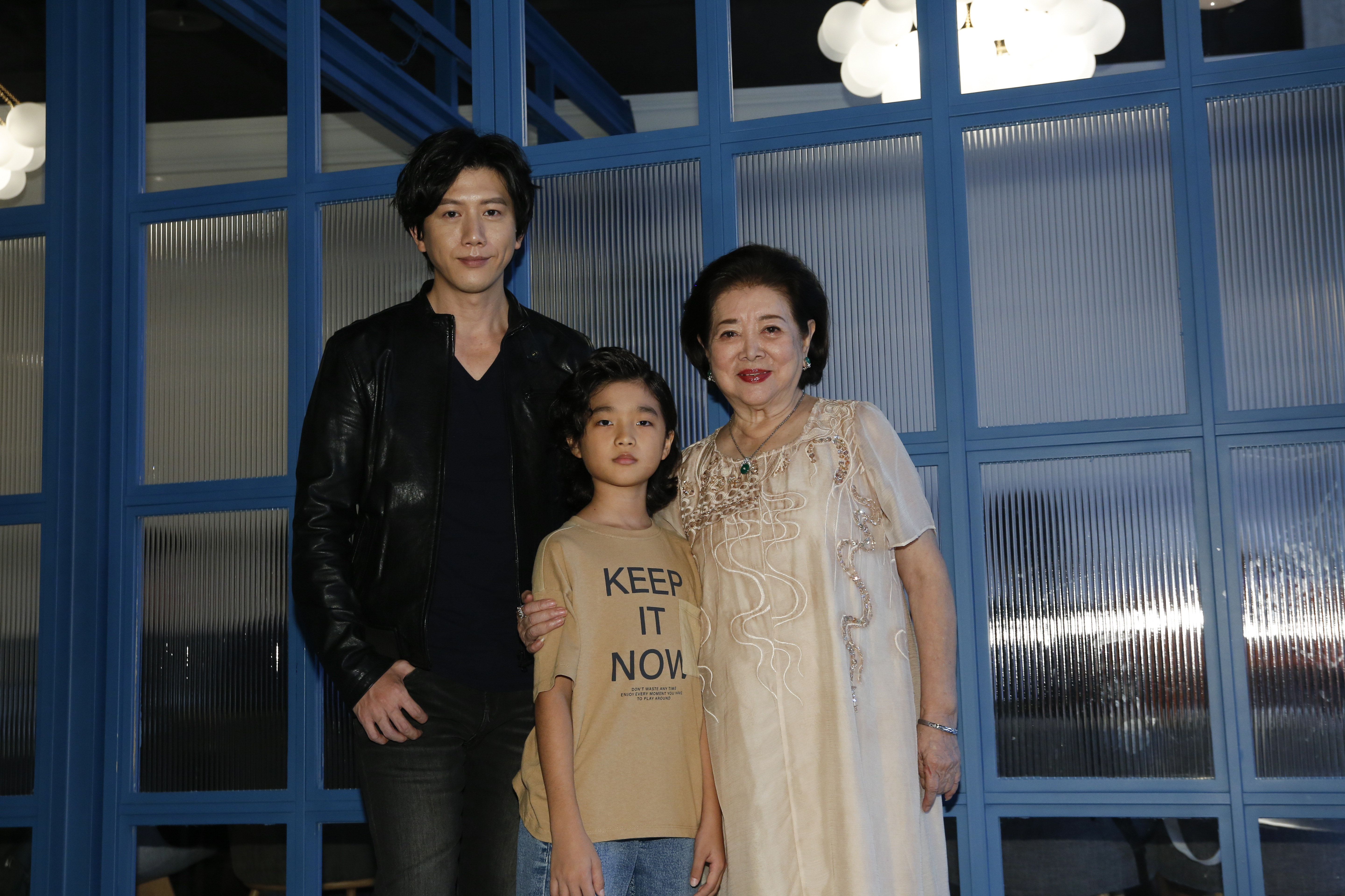 《親愛的房客》入圍金馬最佳男主角的莫子儀（左）、最佳女配角陳淑芳，以及童星白潤音（中），一起現身口碑場提早催票。 