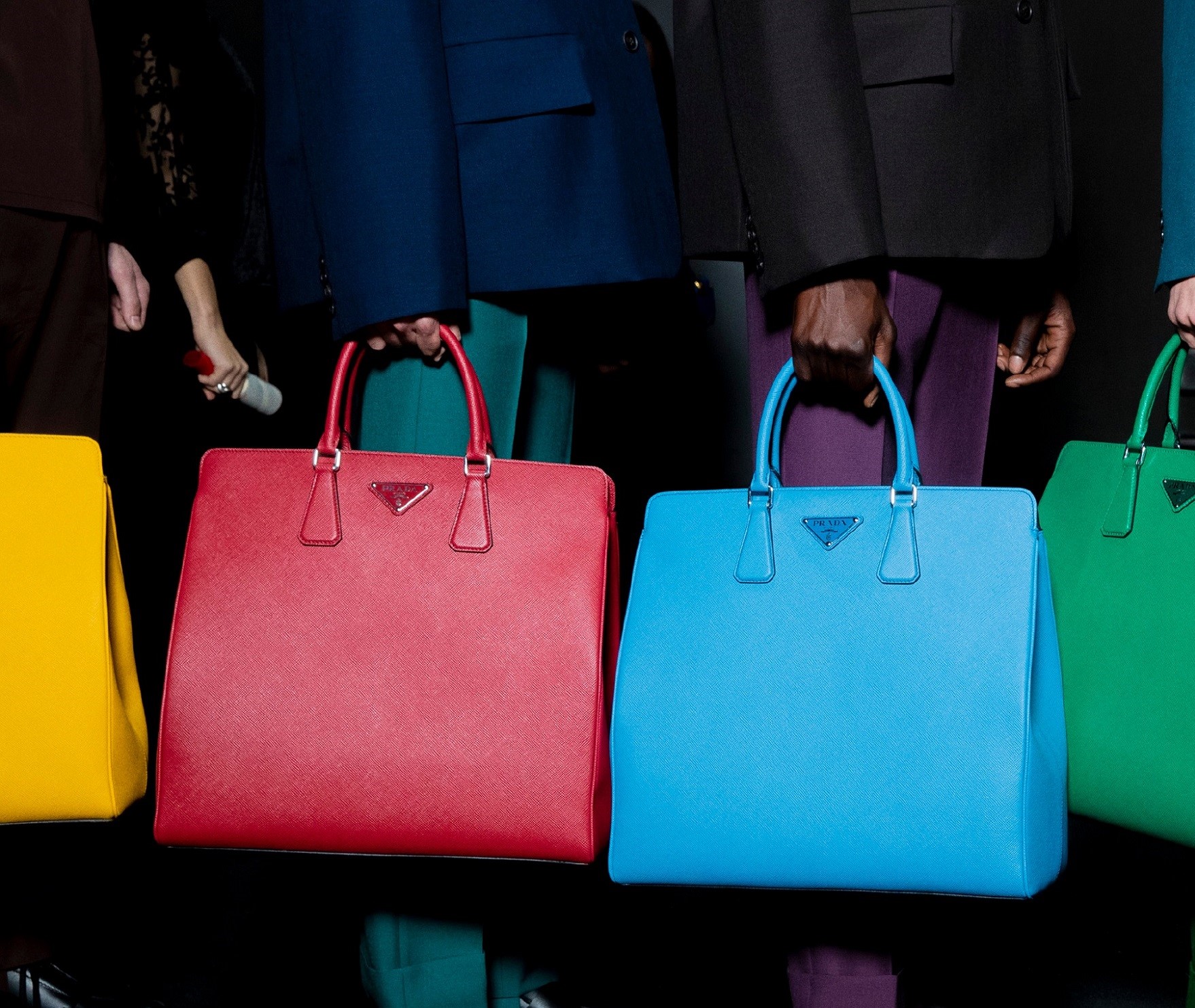 店上買不到的藍色與綠色托特包,僅在線上拍賣販售。(PRADA提供)