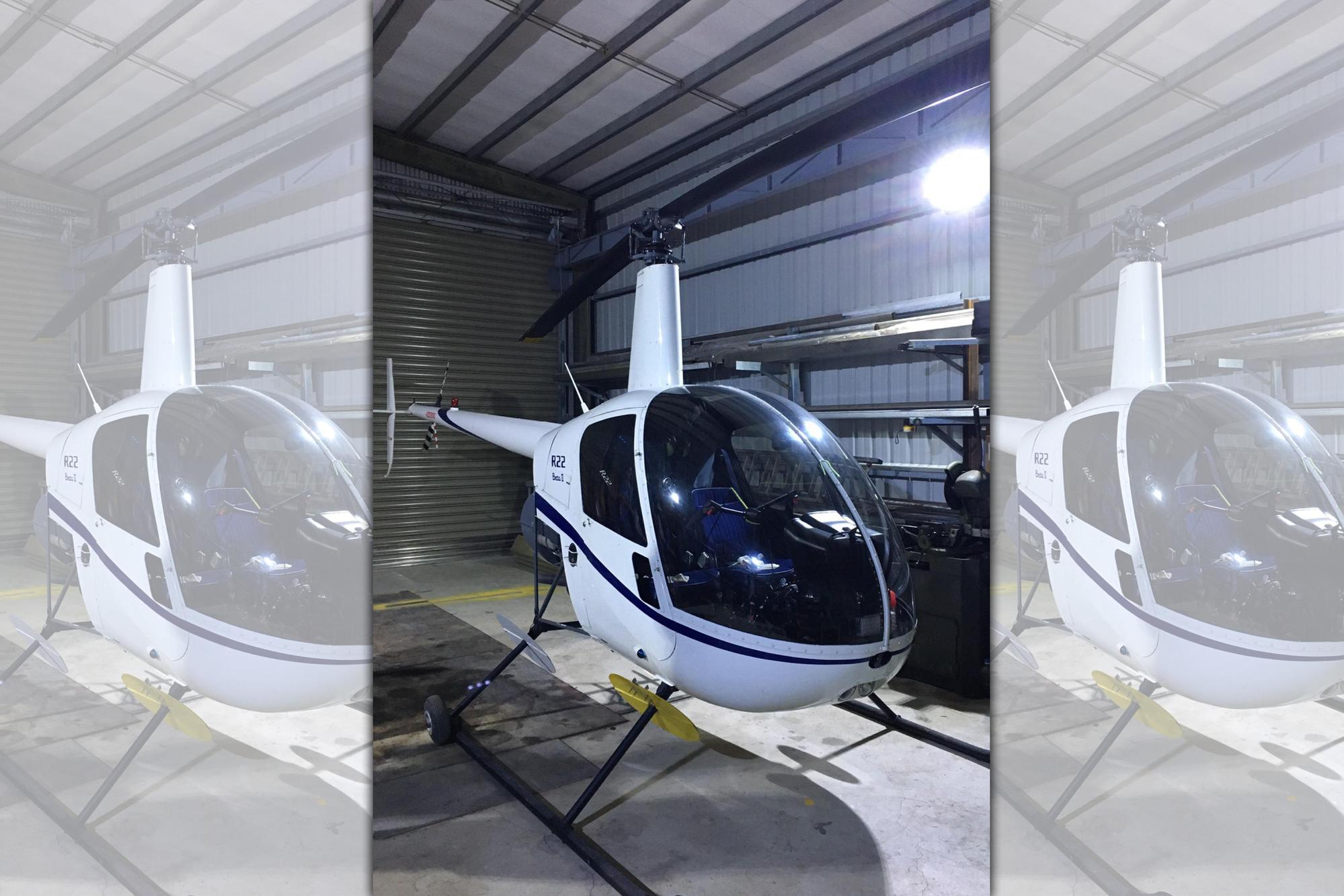 淡水新市鎮日前驚傳有小型直升機載客起飛,圖為遭扣案之Robinson R22 BetaⅡ型輕型2人座直昇機。(士林地檢署提供)
