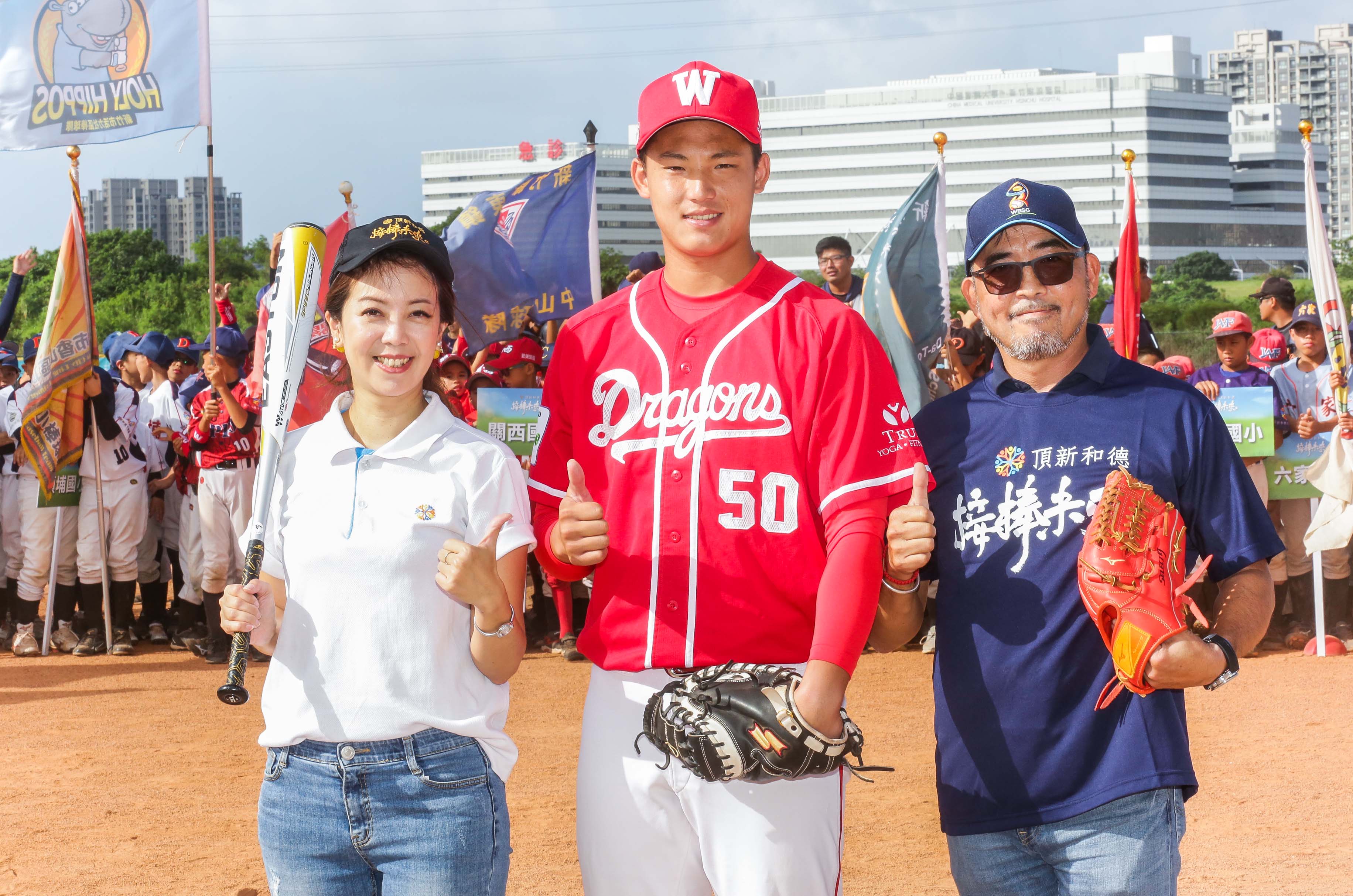 頂新和德文教基金會蕭巧怡副執行長、味全龍選手江忠垣、新竹市棒球委員會柳宗義主委。(頂新和德文教基金會提供)