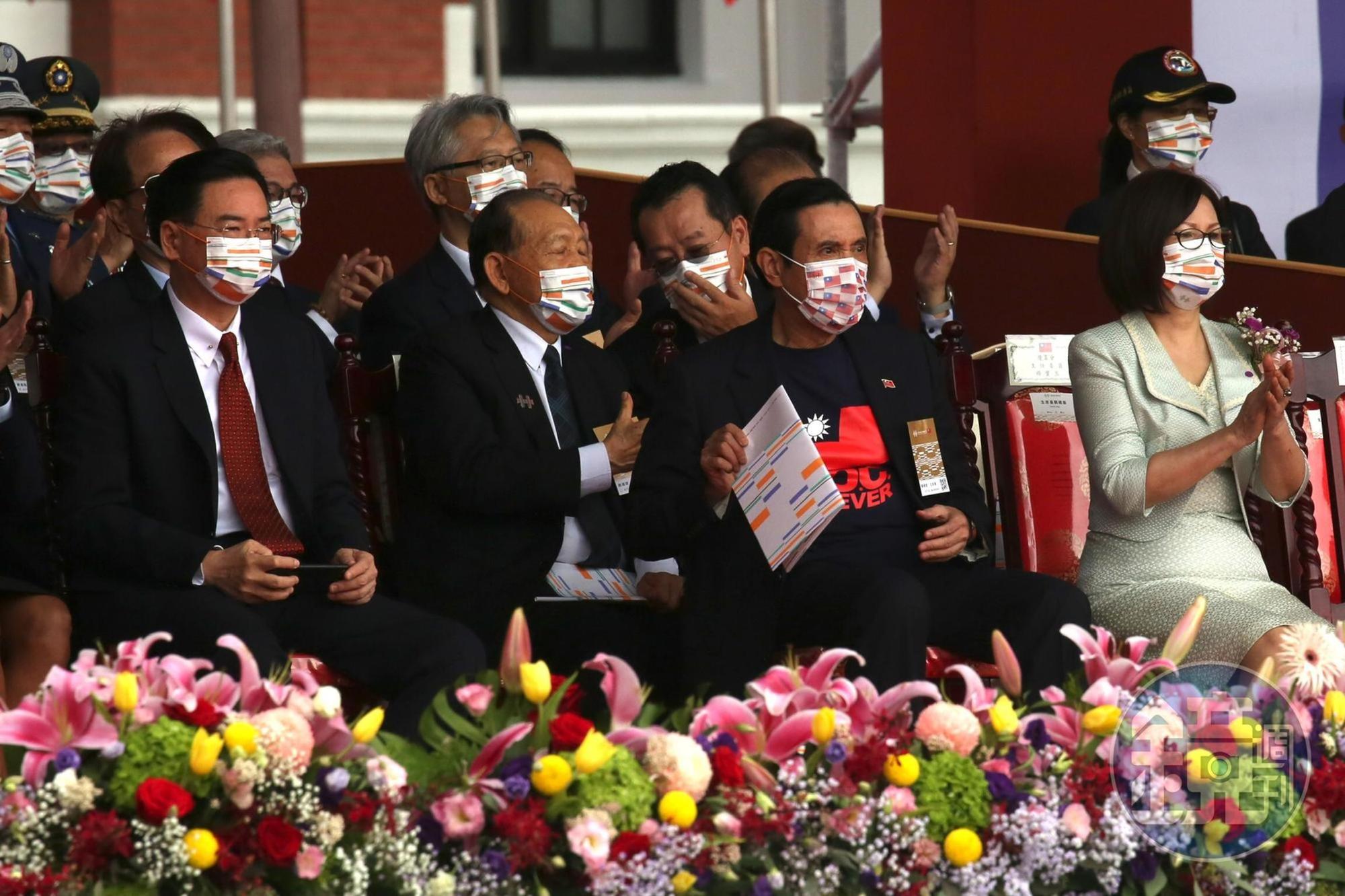 前總統馬英九(前排右2)身穿國旗T恤、戴著國旗口罩出席國慶大會。