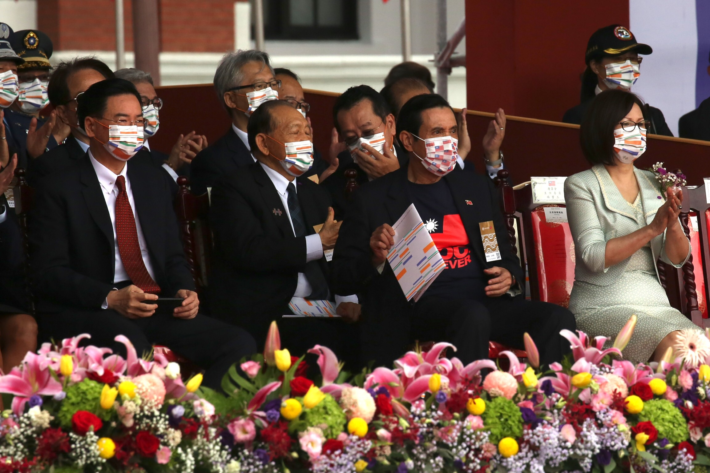 前總統馬英九（前排右2）身穿國旗T恤、戴著國旗口罩出席國慶大會。