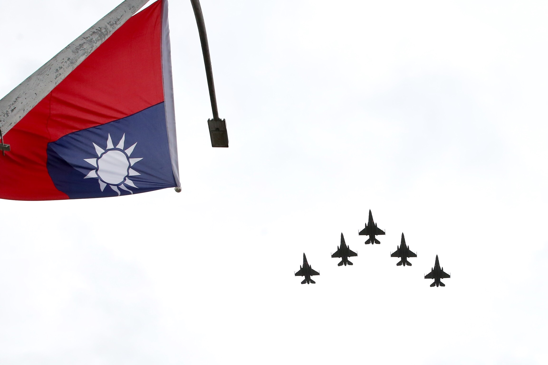 空軍第四聯隊駕駛F16V戰機、空軍雷虎特技小組駕駛AT-3教練機衝場,分別以大雁隊形飛越總統府上空,為國慶大會劃下完美句點。