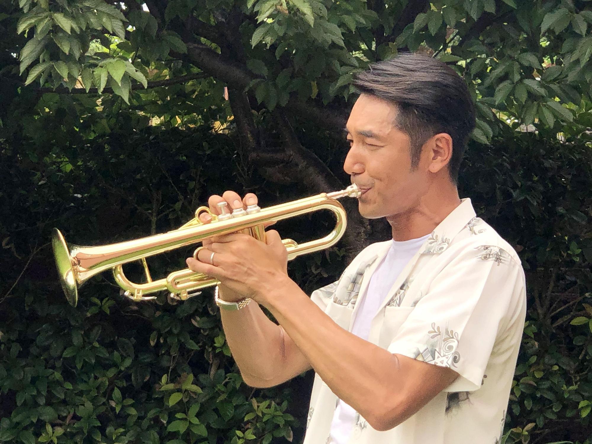 李李仁學吹小喇叭,滿嘴生出皰疹。(東森提供)