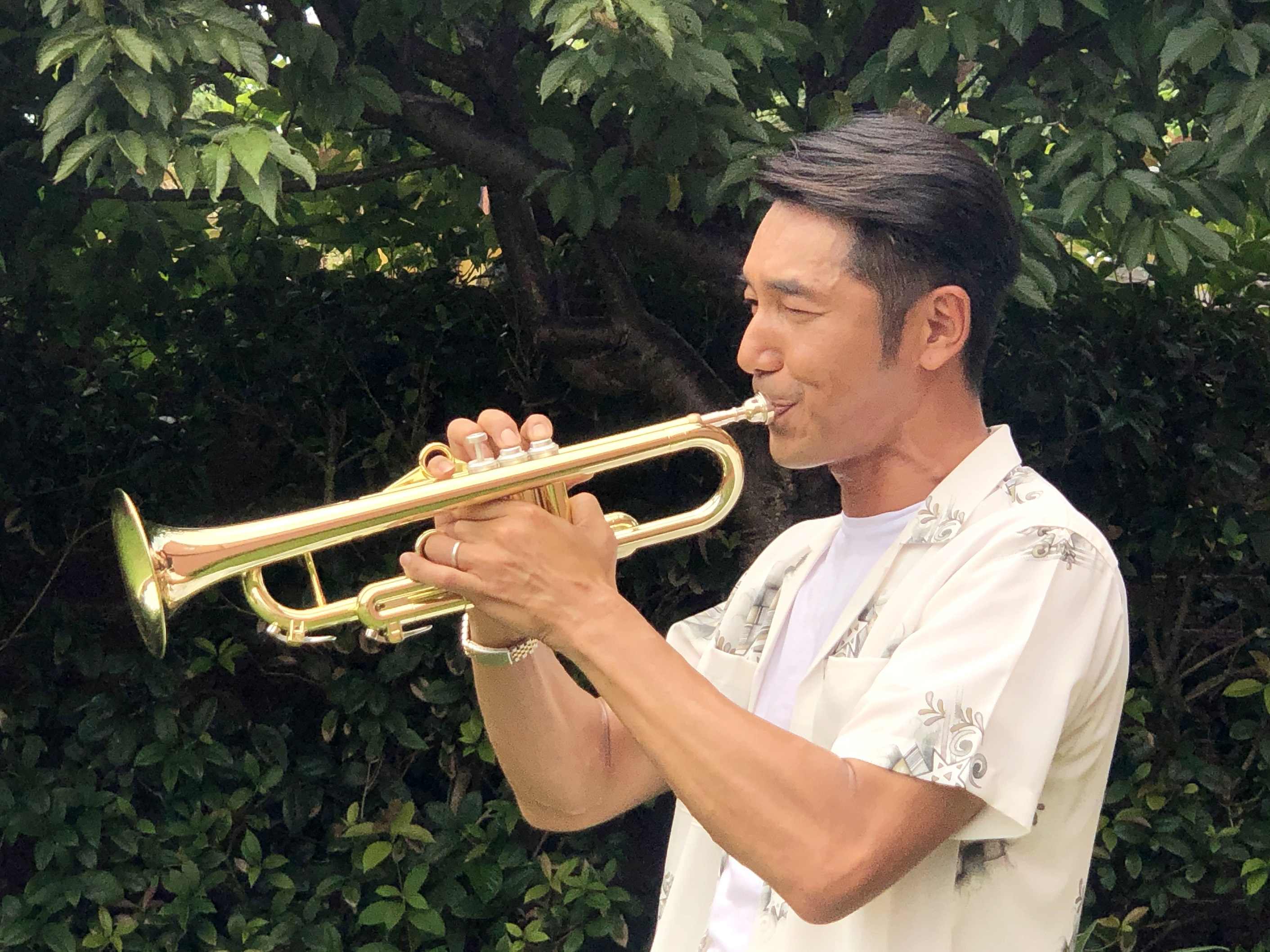 李李仁學吹小喇叭，滿嘴生出皰疹。（東森提供）