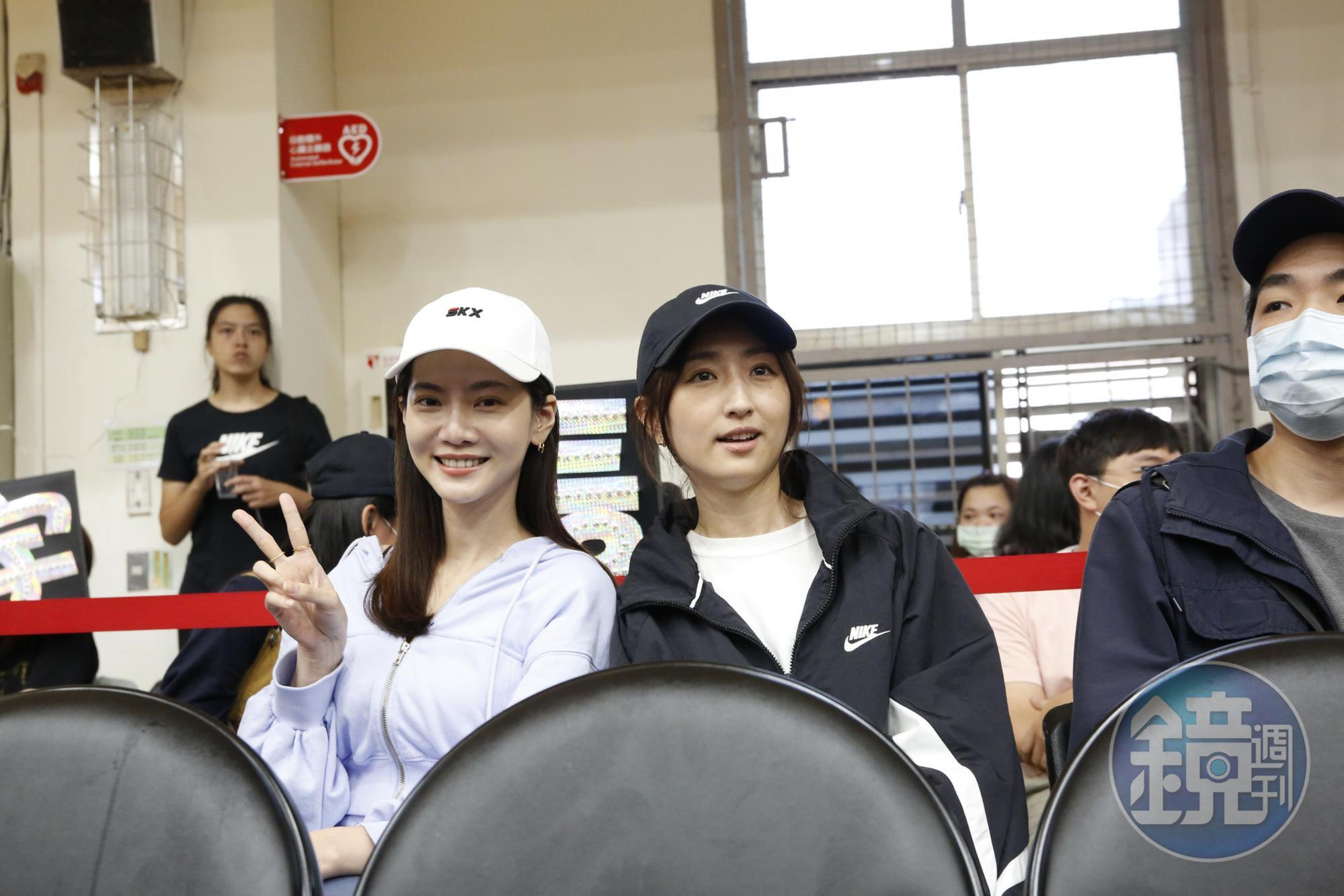 場內明星多，柯佳嬿及曾之喬坐一起觀賽。