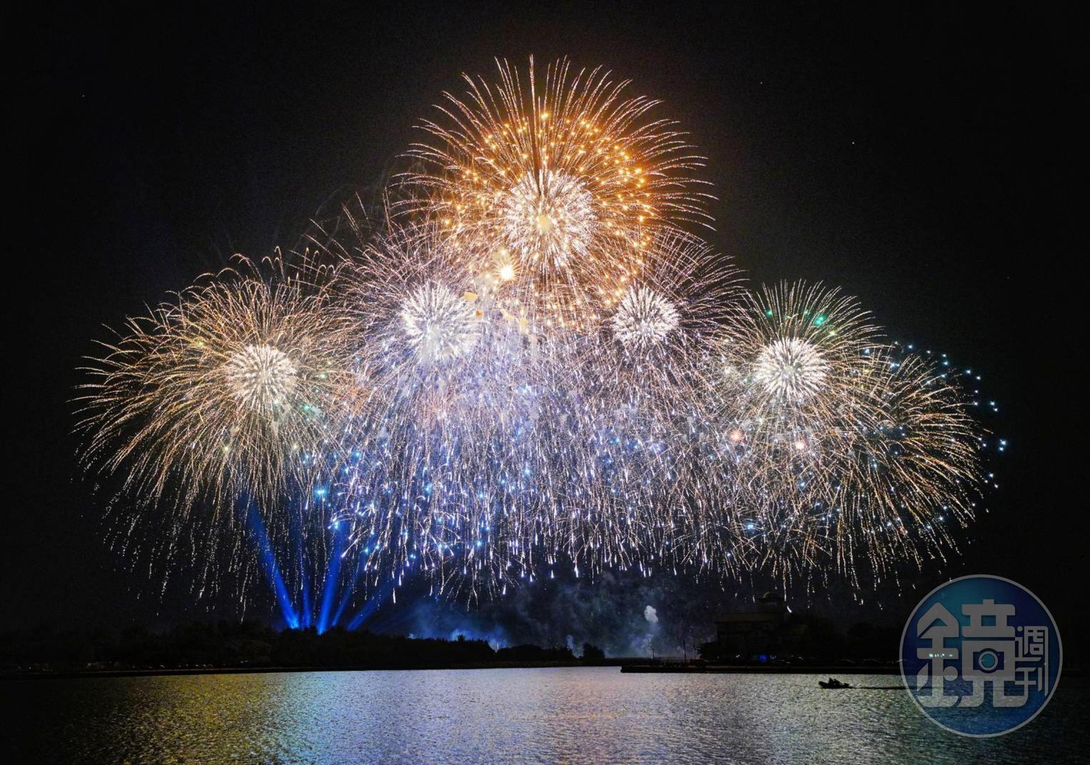 台南市安平區漁光島為歡慶國慶，晚間8點施放2020國慶煙火。