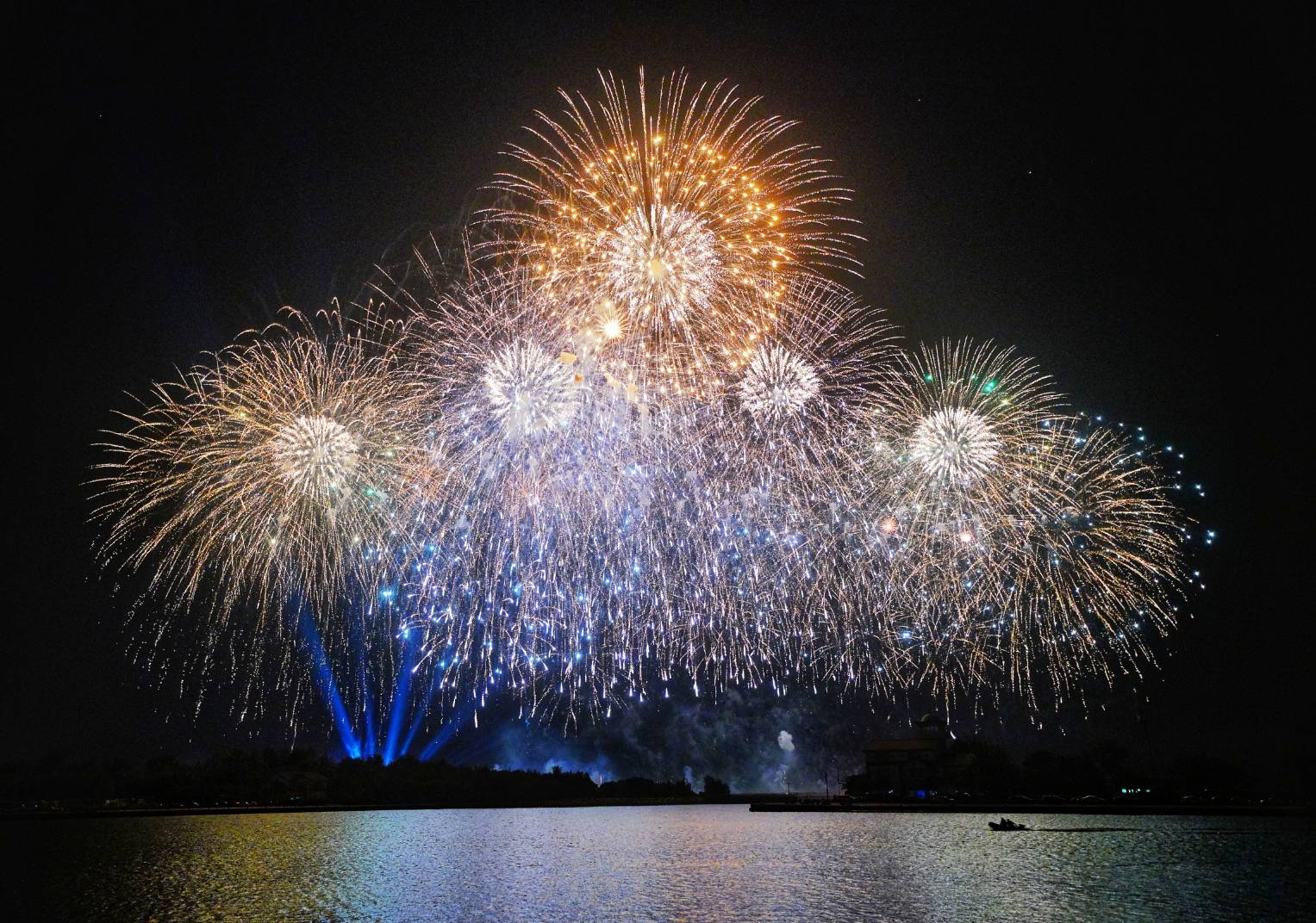 台南市安平區漁光島為歡慶國慶，晚間8點施放2020國慶煙火。