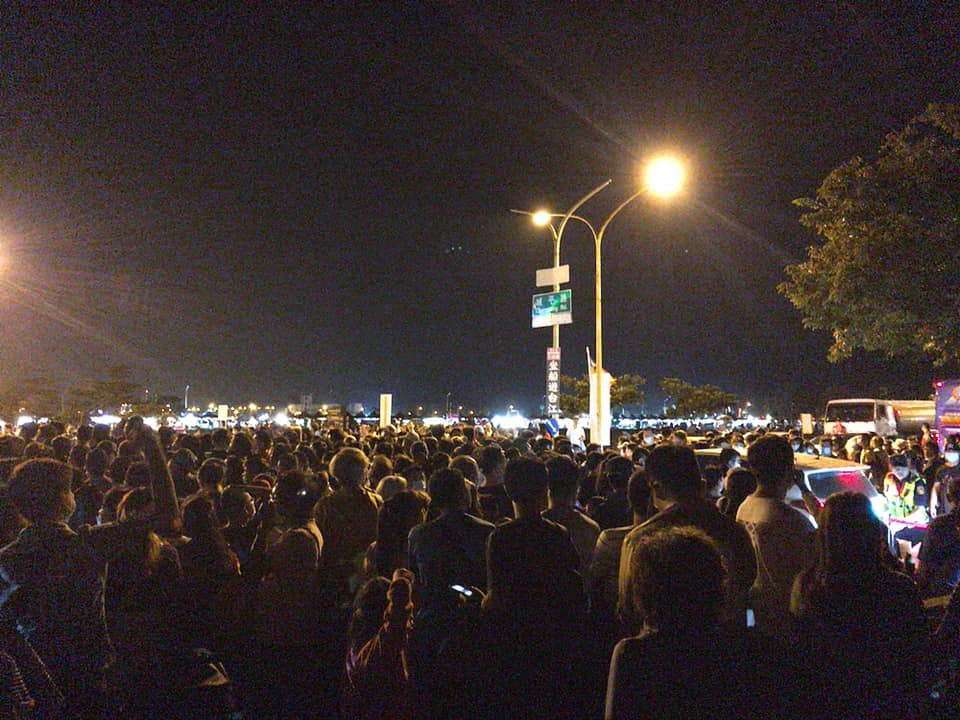 安平國慶煙火湧入爆量人潮，是市府原先預估的翻倍，因此散場交通大打結讓民眾怨聲載道。（翻攝自臉書）