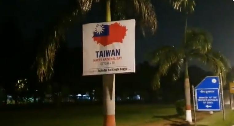 印度獨立記者考爾於推特貼出,中國駐印度大使館附近被貼滿台灣國慶海報。(翻攝自@AdityaRajKaul推特)