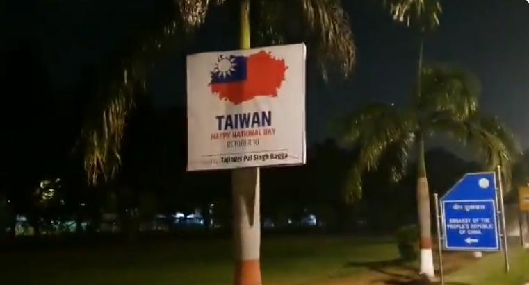 印度獨立記者考爾於推特貼出，中國駐印度大使館附近被貼滿台灣國慶海報。（翻攝自@AdityaRajKaul推特）