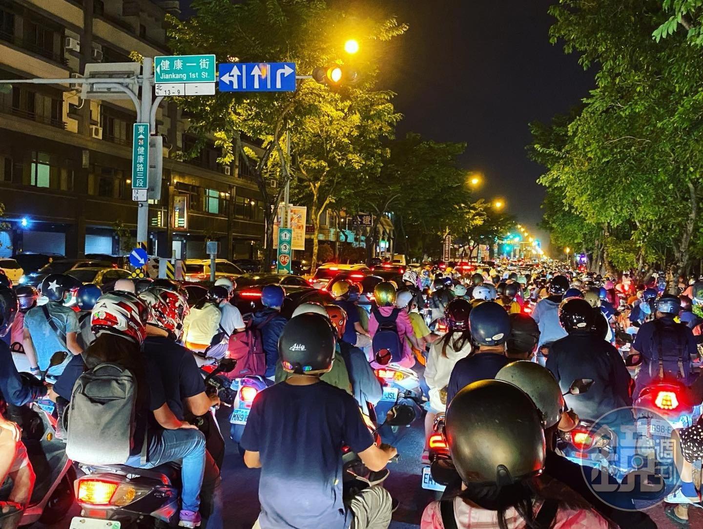 不只接駁車等候站排起長長人龍，機車族也卡在車陣中。