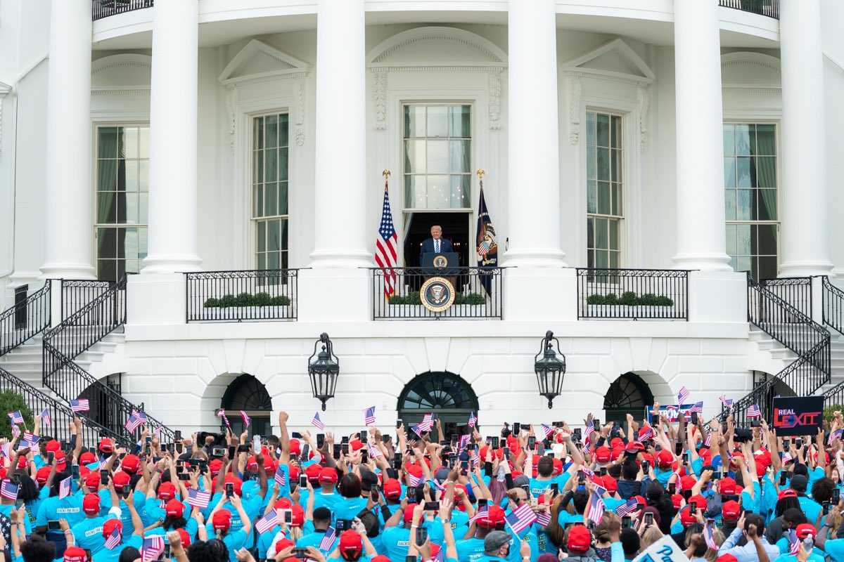 川普染疫後首次在白宮舉辦公開活動，但外界仍對他健康狀況產生憂心。（翻攝自Judd Deere推特）