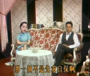 網友惡搞30年多前歐陽龍主演的經典八點檔《藍與黑》,將歐陽娜娜的臉Key上去,父女展開反共、舔共辯論。(翻攝自島民抗中聯合YouTube)