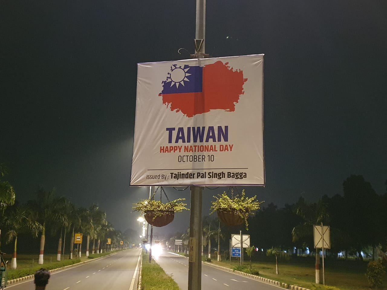 印度獨立記者考爾於推特貼出,中國駐印度大使館附近被貼滿台灣國慶海報。(翻攝自@AdityaRajKaul推特)