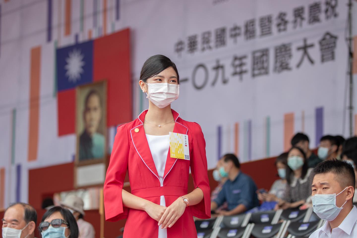 總統蔡英文今（11日）在臉書幫國慶禮賓人員正名，希望不要再叫「金釵」。（翻攝自蔡英文 Tsai Ing-wen臉書粉專）