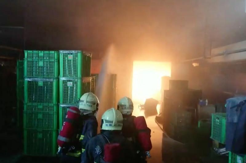 這場火警造成2人受傷就醫，消防局出動39名人員前往灌救。（翻攝畫面）