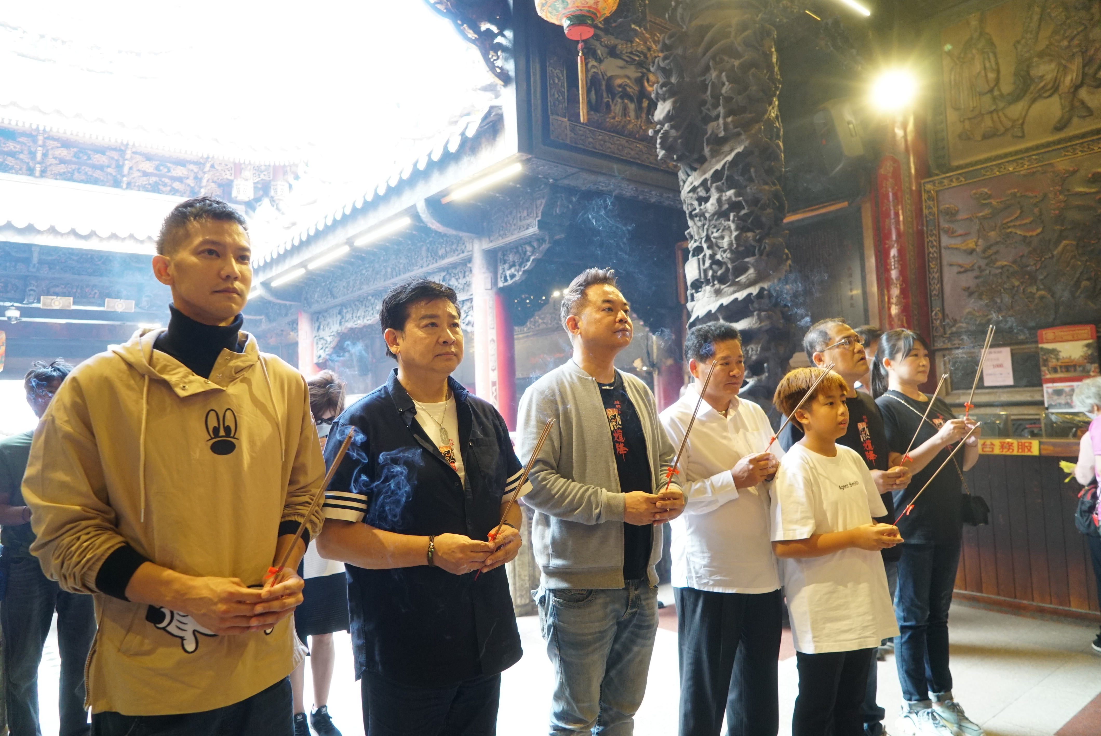 《馗降:粽邪2》監製鄒介中(左三)偕同楊慶煌(左二)及鄒承恩(左)等演員,到大甲鎮瀾宮感念參拜。(華影國際提供)