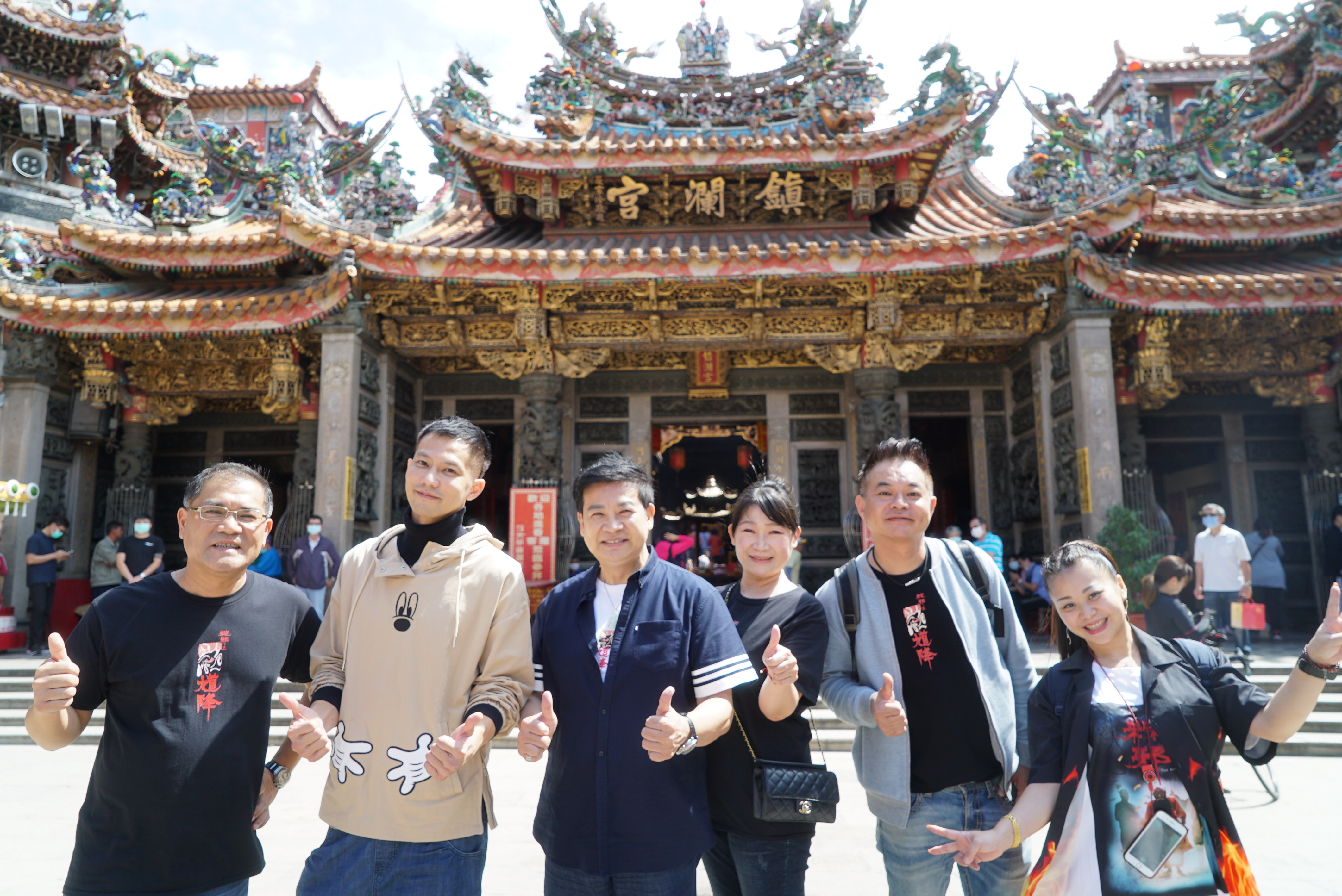 《粽邪》男主角鄒承恩(左二),驚喜現身大甲鎮瀾宮為《馗降:粽邪2》祈福。(華影國際提供)