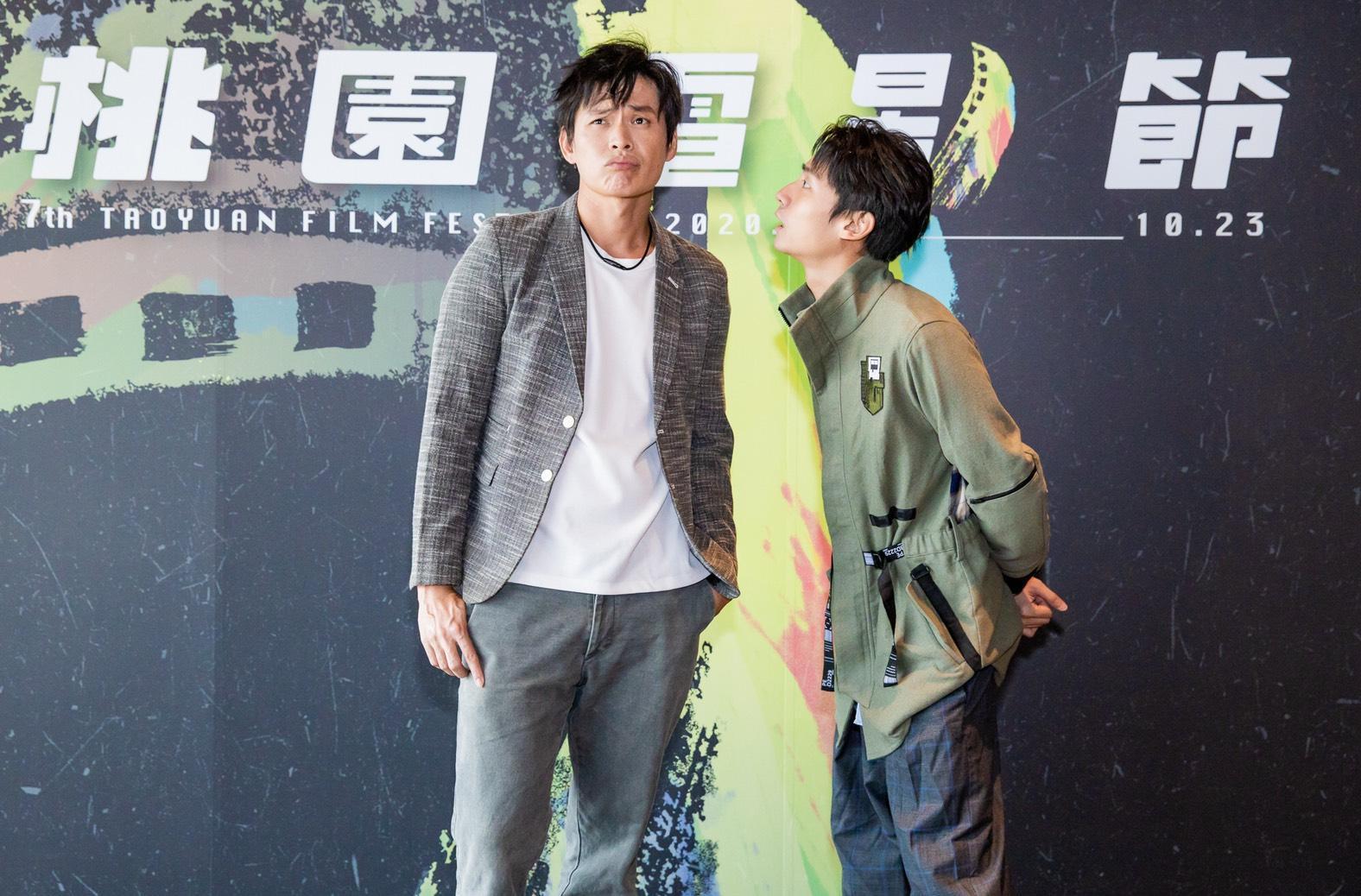黃鐙輝(左)、大鶴(右)在《陽光電台不打烊》飾演歡喜冤家,兩人有一場「親密」吵架戲,面對面距離僅5公分,大鶴深怕把病毒傳染給黃鐙輝。(桃園電影節提供)