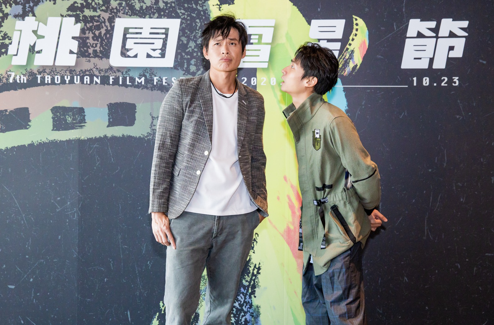 黃鐙輝（左）、大鶴（右）在《陽光電台不打烊》飾演歡喜冤家，兩人有一場「親密」吵架戲，面對面距離僅5公分，大鶴深怕把病毒傳染給黃鐙輝。（桃園電影節提供）