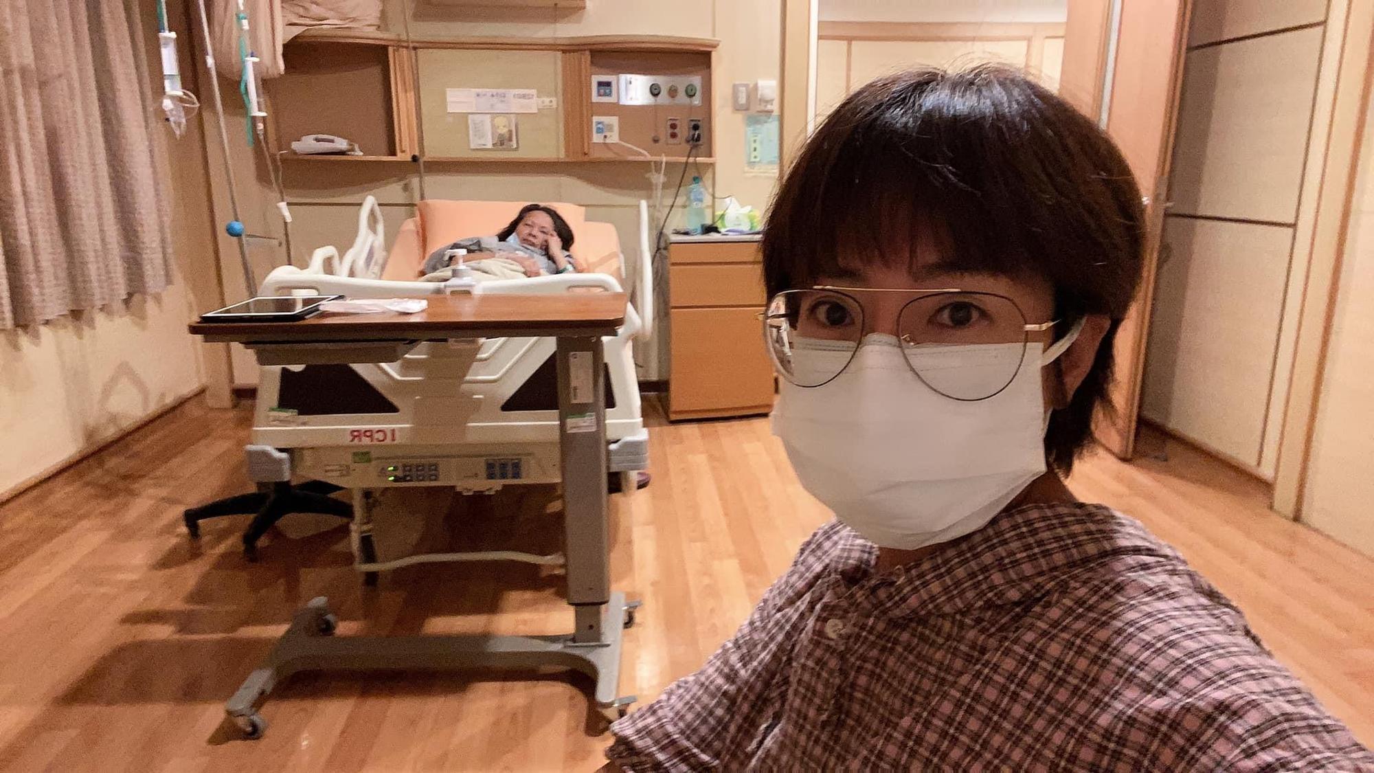 錦雯（前）透露，母親掛急診時腹部已經積水，幾近腹膜炎。（翻攝自錦雯臉書）