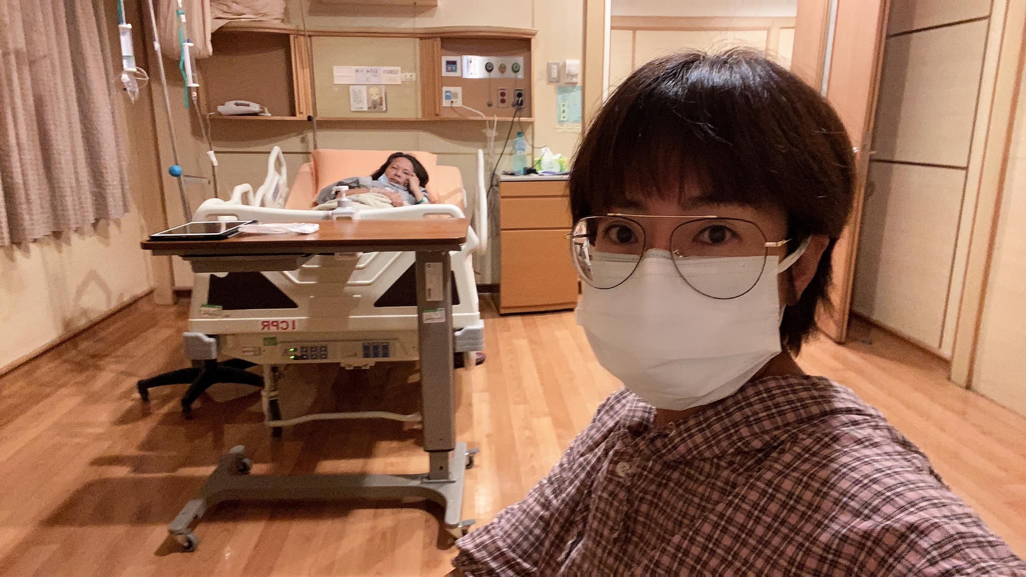 錦雯(前)透露,母親掛急診時腹部已經積水,幾近腹膜炎。(翻攝自錦雯臉書)