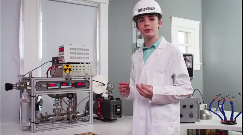 12歲美國少年傑克森奧斯沃，在家中透過自製器材達到核融合反應。（翻攝自YouTube Guinness World Records）