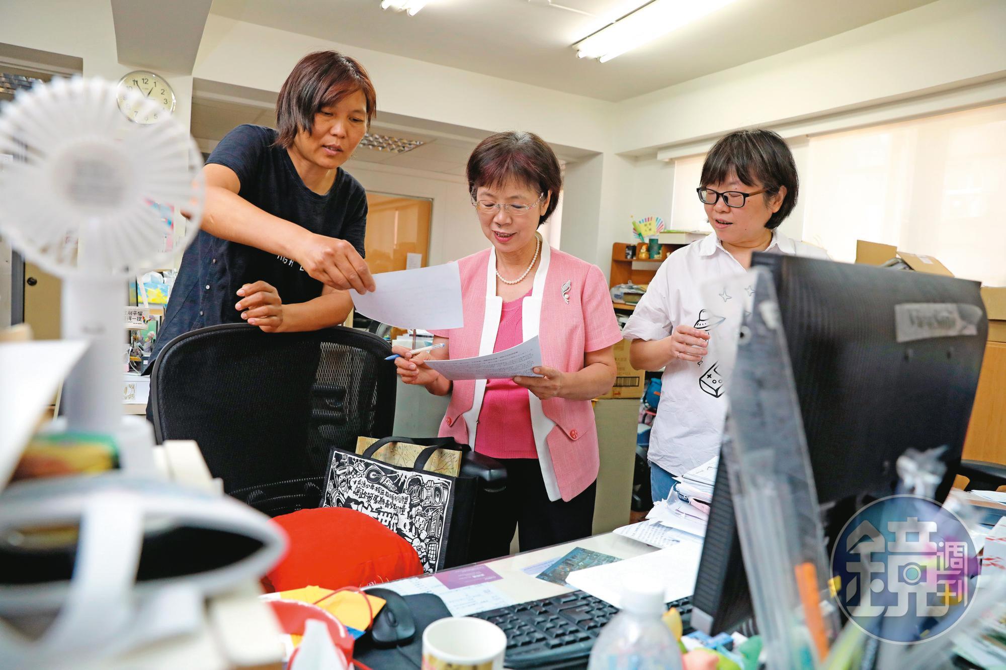卸任立委後,尤美女(中)持續協助婦女新知推動後續修法、教育等工作。