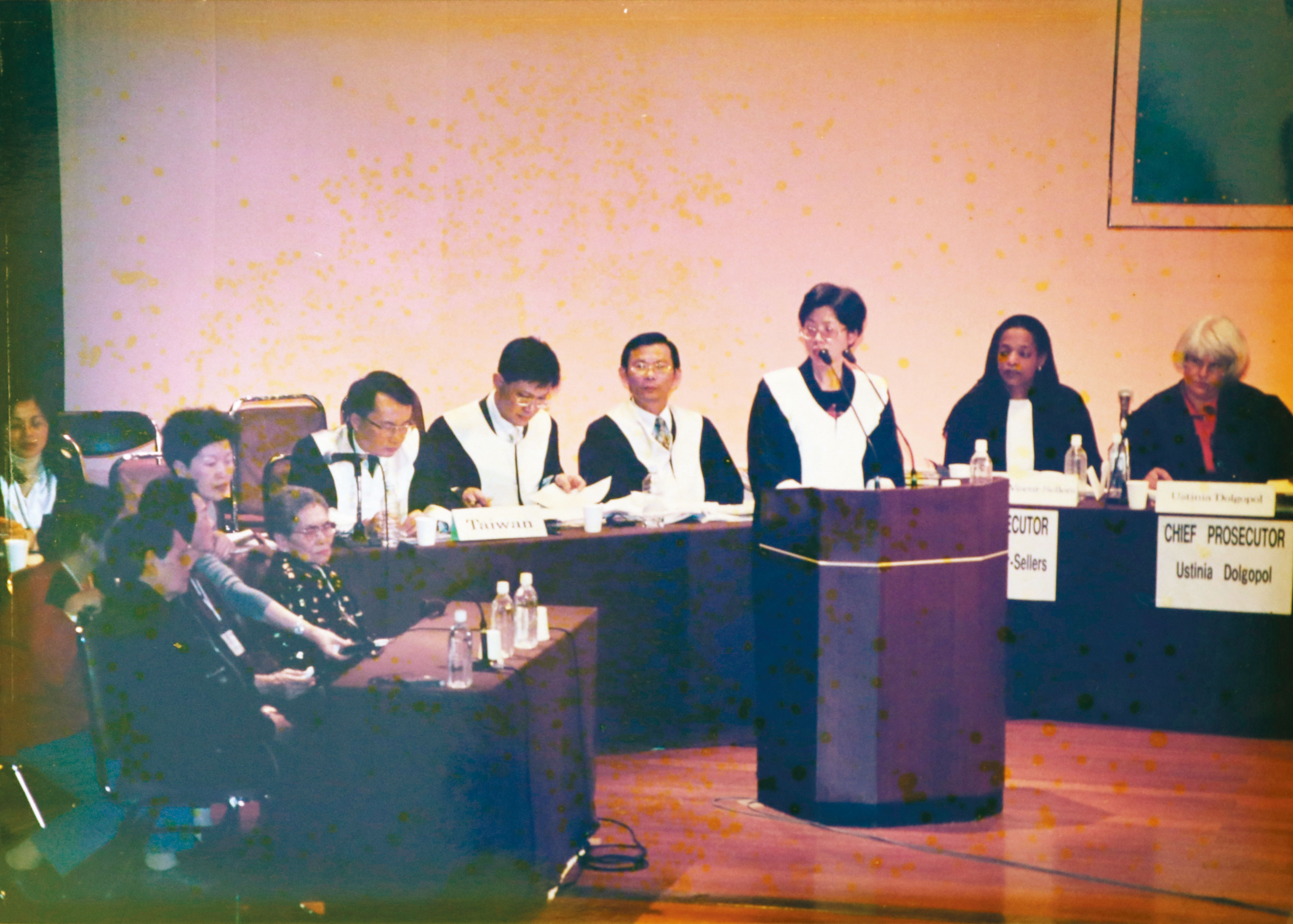 尤美女(右3)2000年時參與「慰安婦」東京大審模擬法庭,她當時扮演檢察官。(尤美女提供)