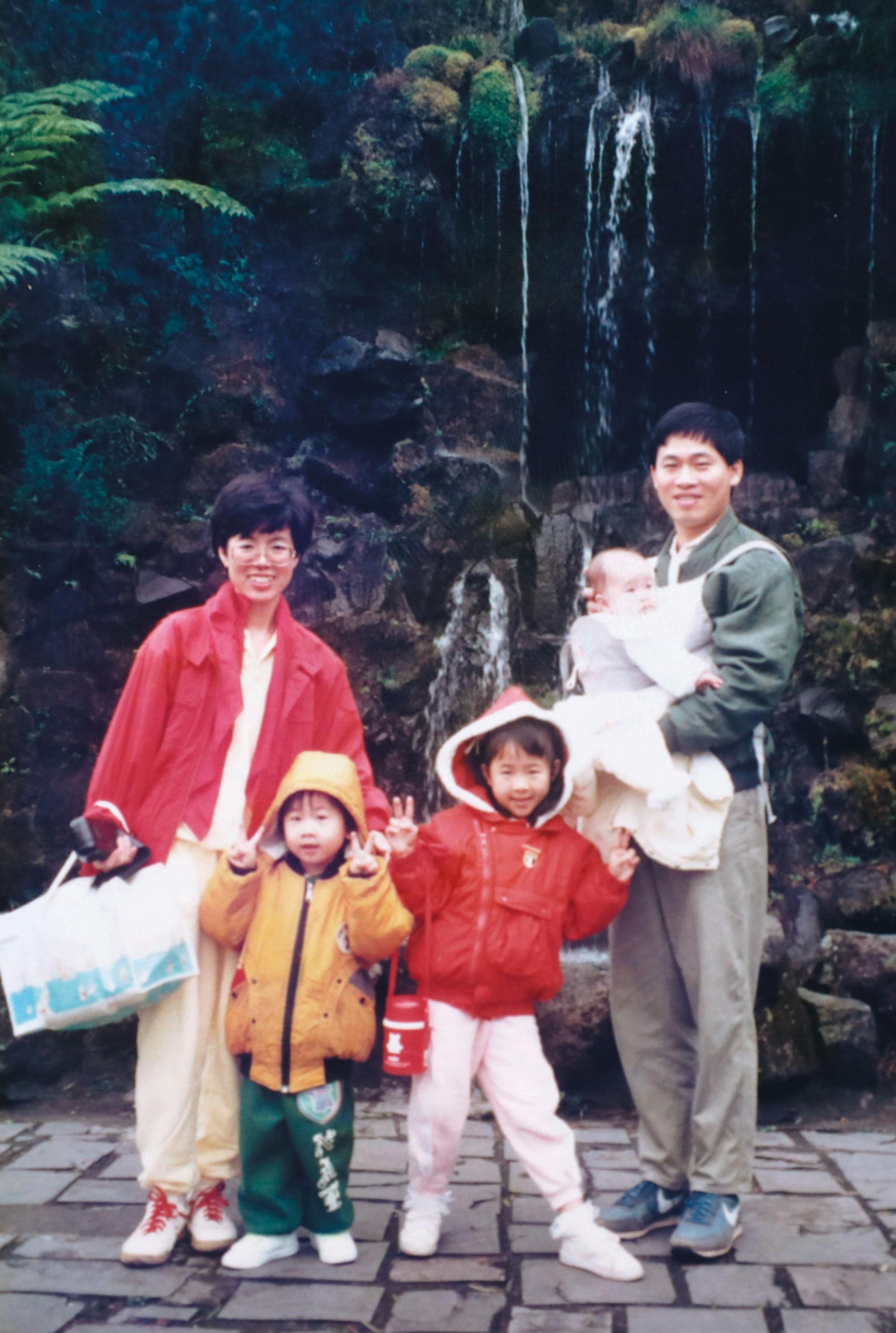 尤美女(後左)與黃瑞明(後右)是台大法律系系對,婚後育有2女1子。(尤美女提供)
