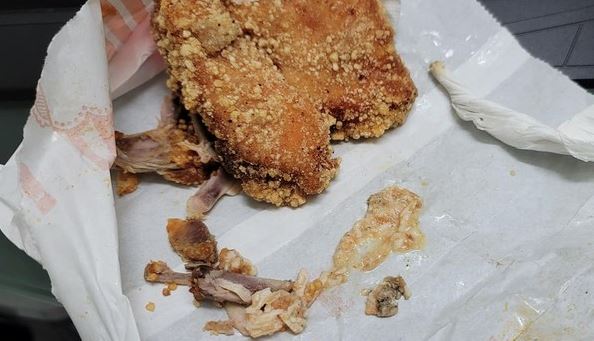 女網友在炸物店買了1份雞排，沒想到咬下瞬間卻噴出滿滿「蟑螂騷味」。（翻攝自爆怨公社）
