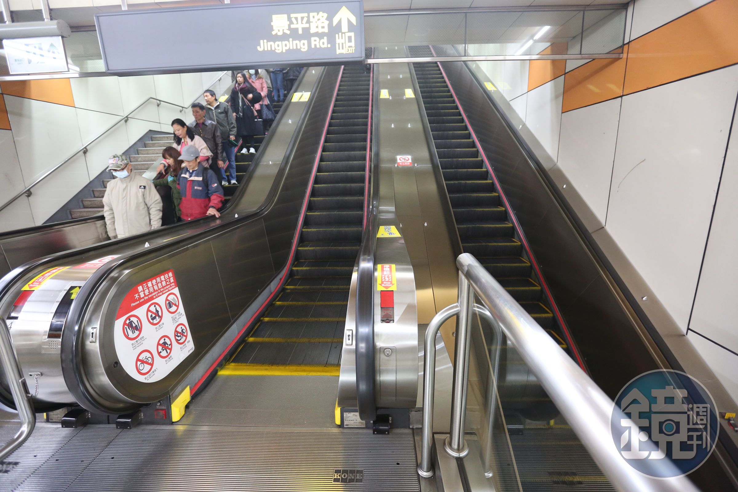 一名男子於高捷手扶梯偷拍妙齡女子，失風遭逮判處拘役30日；示意圖，與當事人無關。